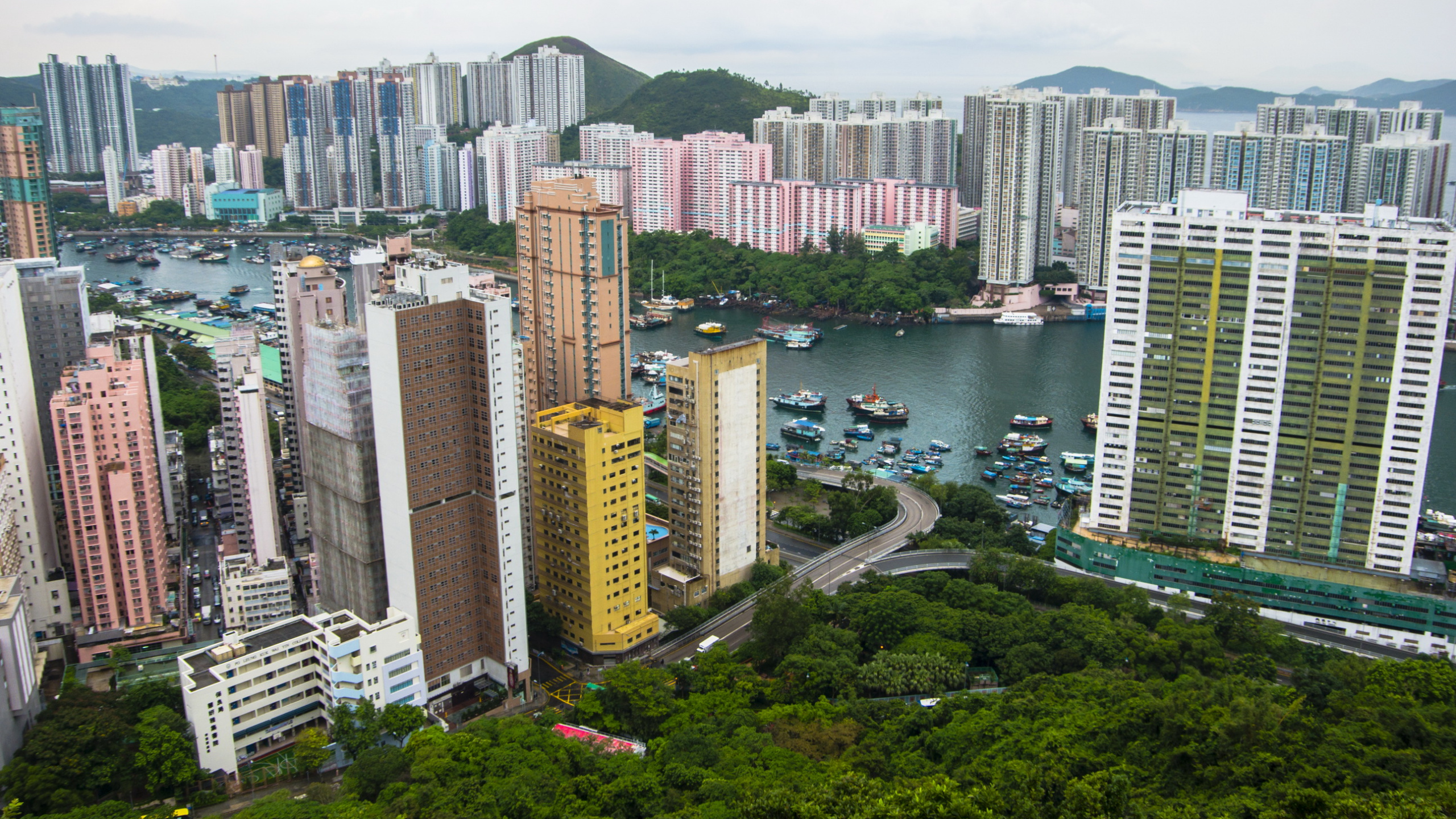 High Rise Buildings Near Body of Water During Daytime. Wallpaper in 2560x1440 Resolution
