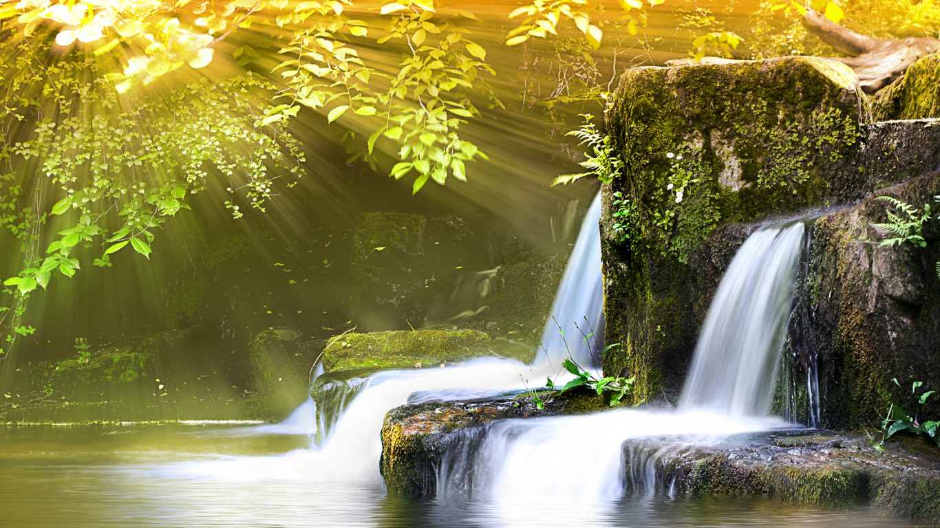 El Agua Cae en Medio de Rocas Cubiertas de Musgo Verde.. Wallpaper in 1366x768 Resolution