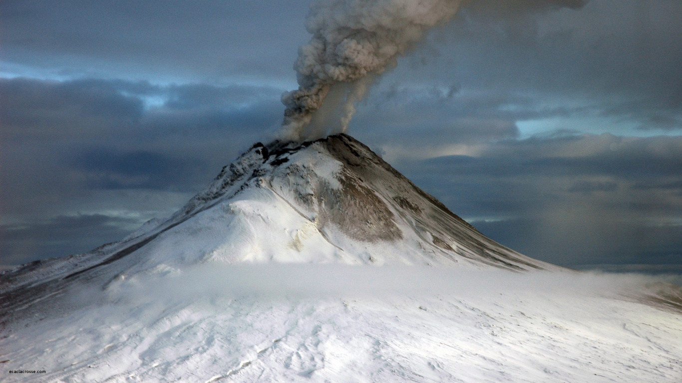 Nubes Blancas Sobre la Montaña Cubierta de Nieve. Wallpaper in 1366x768 Resolution