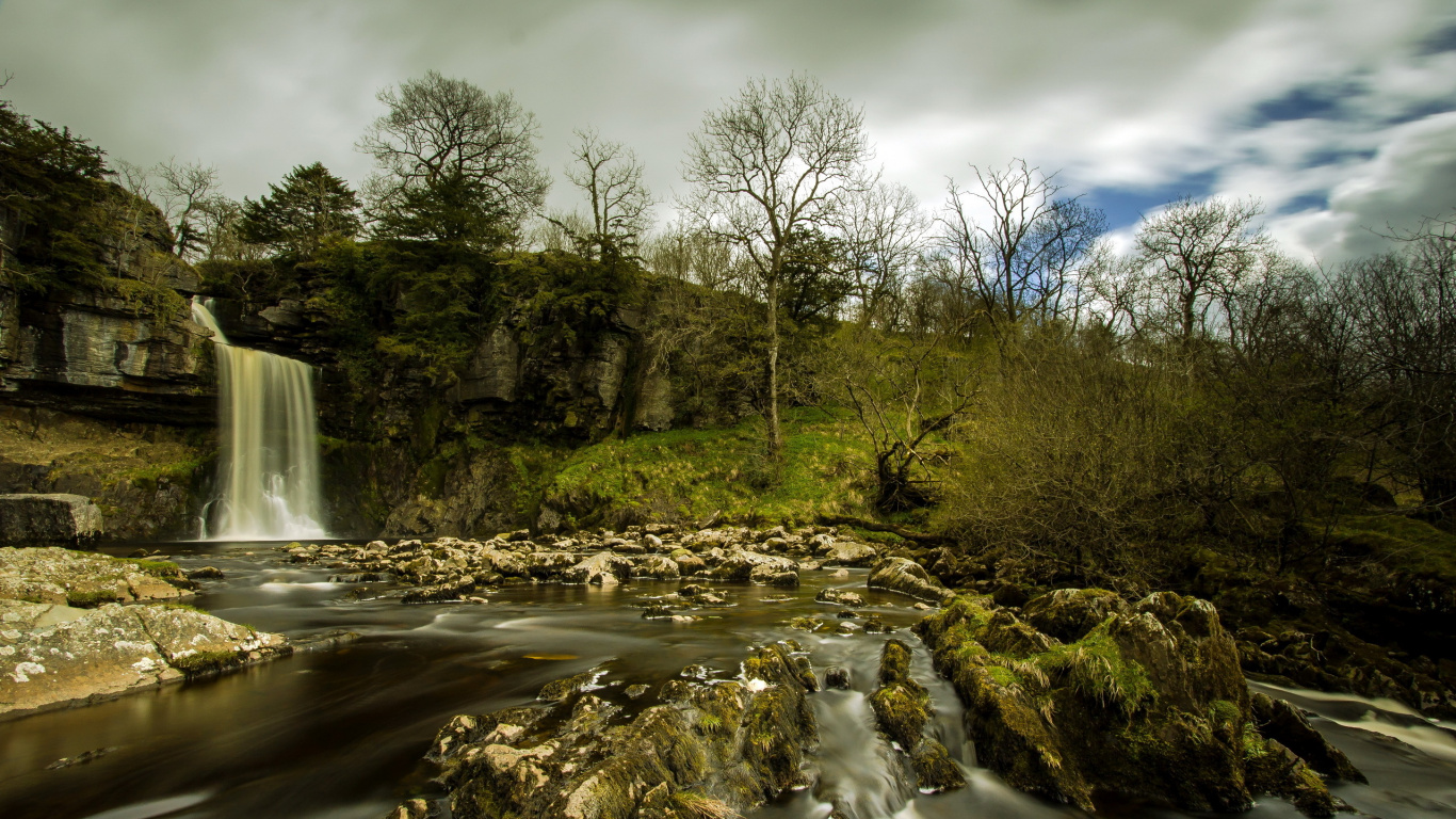 L'eau Tombe au Milieu Des Arbres Verts. Wallpaper in 1366x768 Resolution