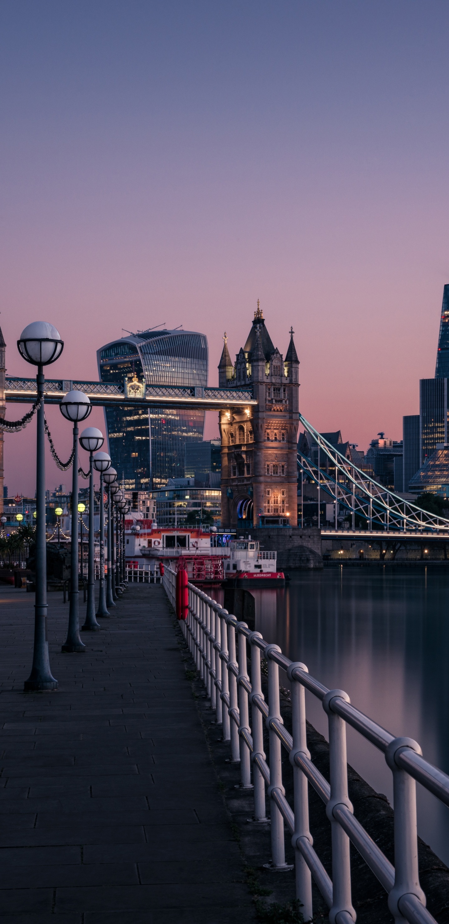 Brücke Über Den Fluss in Der Nähe Von Stadtgebäuden Tagsüber. Wallpaper in 1440x2960 Resolution