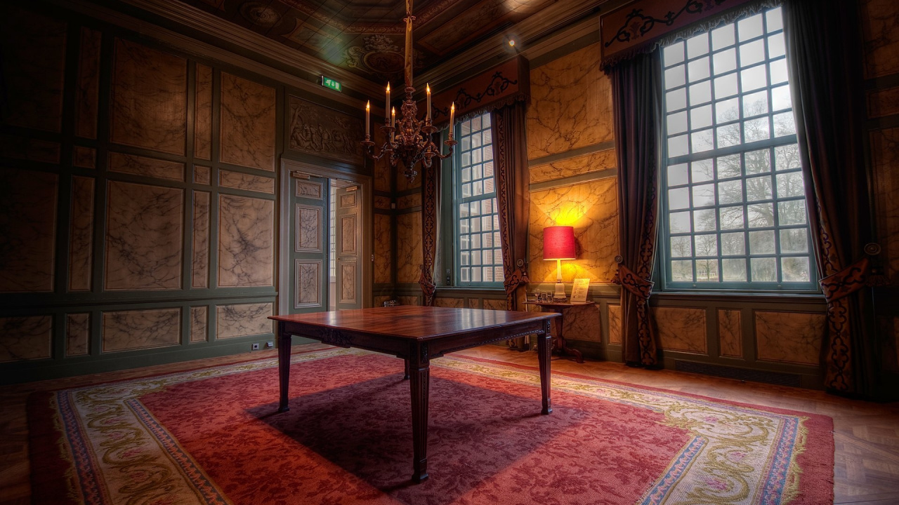 Brauner Holztisch Auf Rotem Und Braunem Teppich. Wallpaper in 1280x720 Resolution