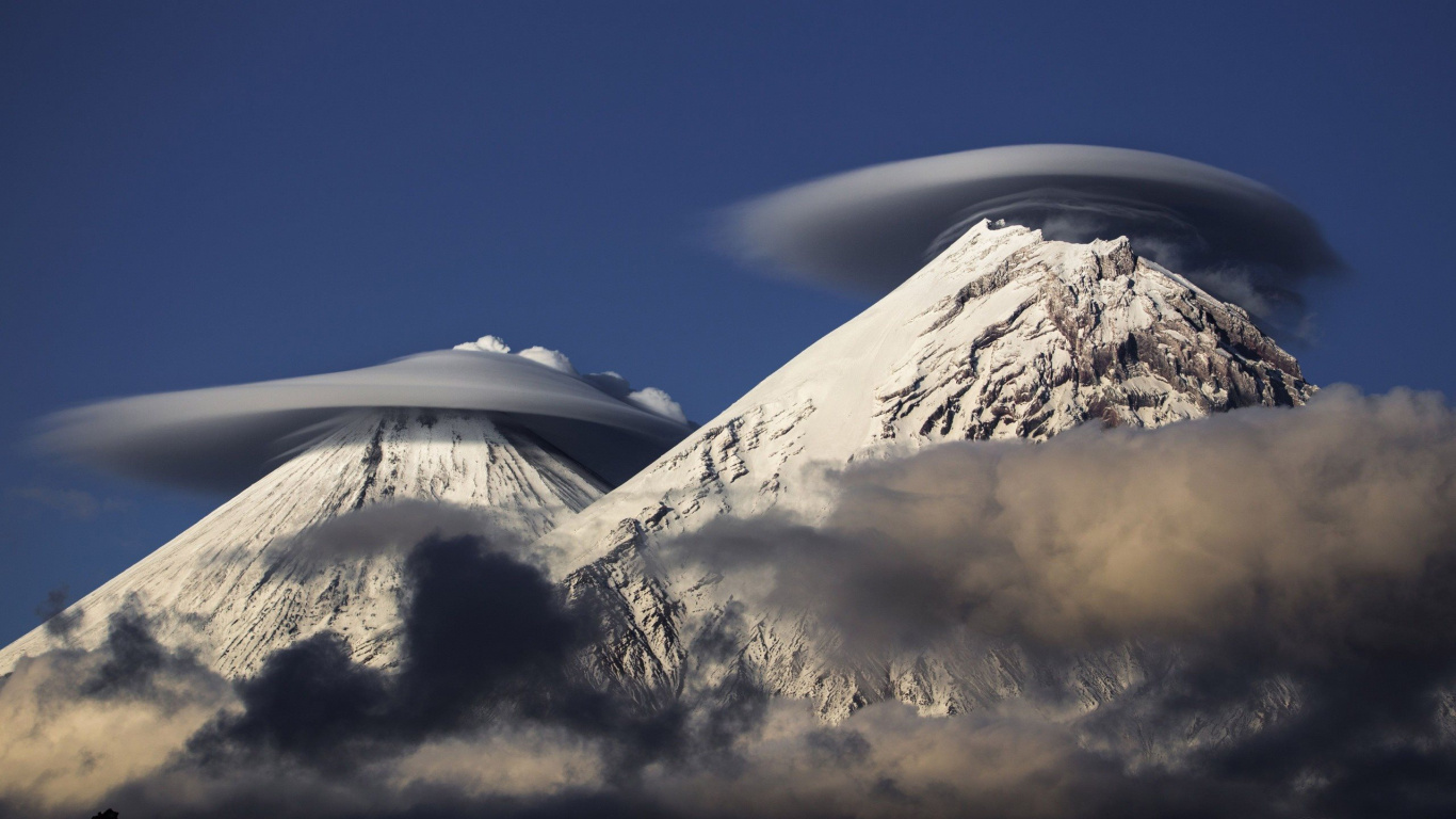 Montagne Couverte de Neige Sous Ciel Bleu Pendant la Journée. Wallpaper in 1366x768 Resolution