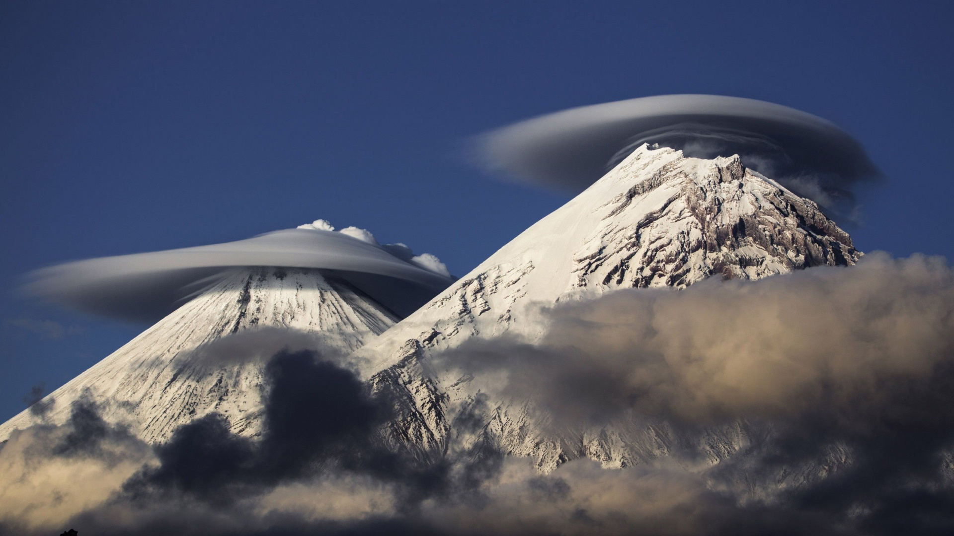 Montagne Couverte de Neige Sous Ciel Bleu Pendant la Journée. Wallpaper in 1920x1080 Resolution