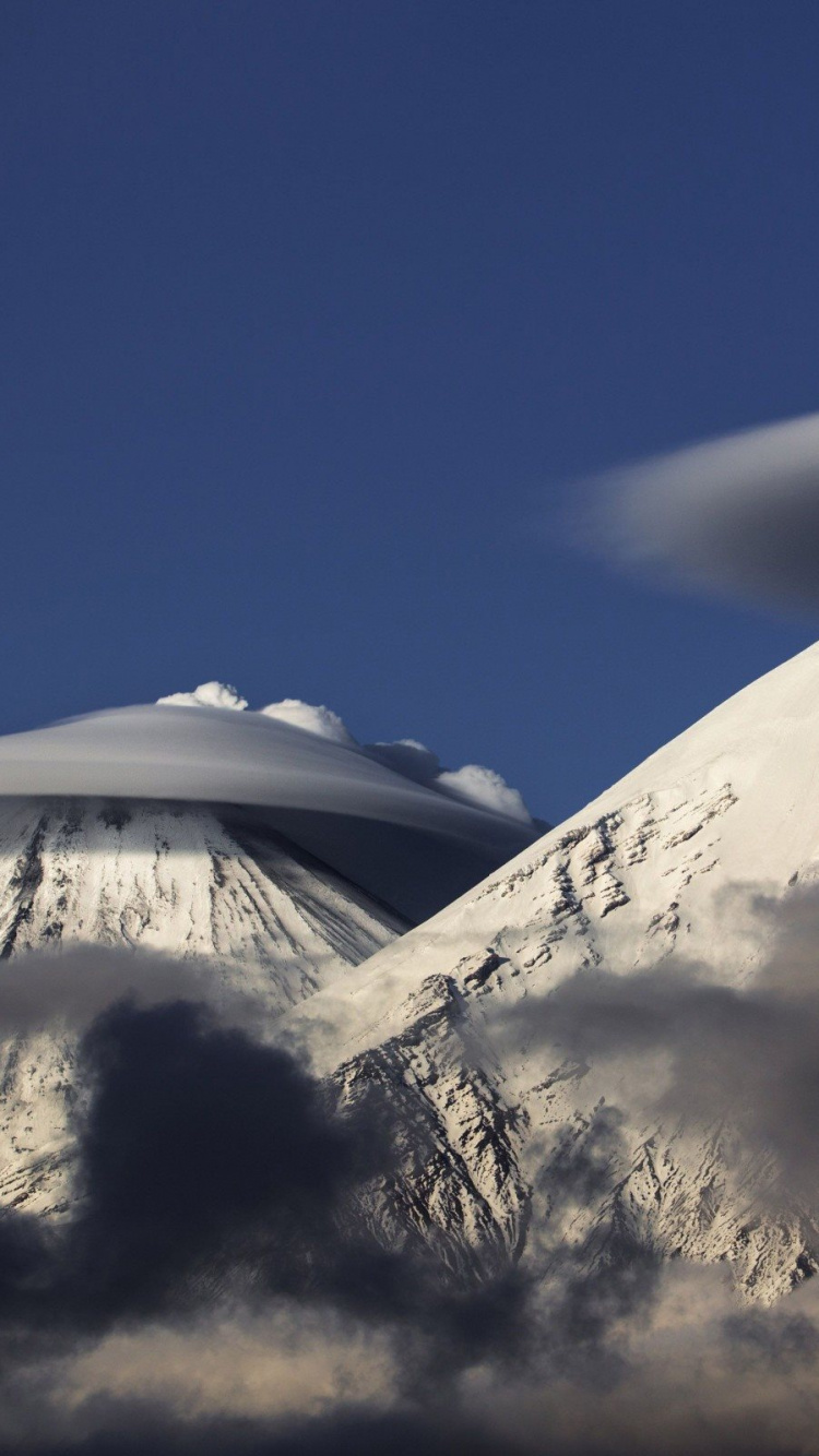 Montagne Couverte de Neige Sous Ciel Bleu Pendant la Journée. Wallpaper in 750x1334 Resolution