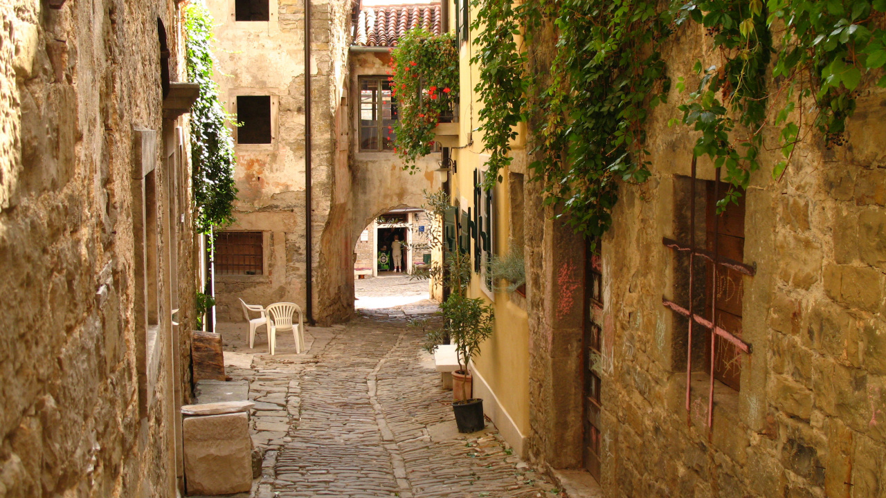 Chemin de Brique Brune Entre Les Maisons en Béton Brun Pendant la Journée. Wallpaper in 1280x720 Resolution