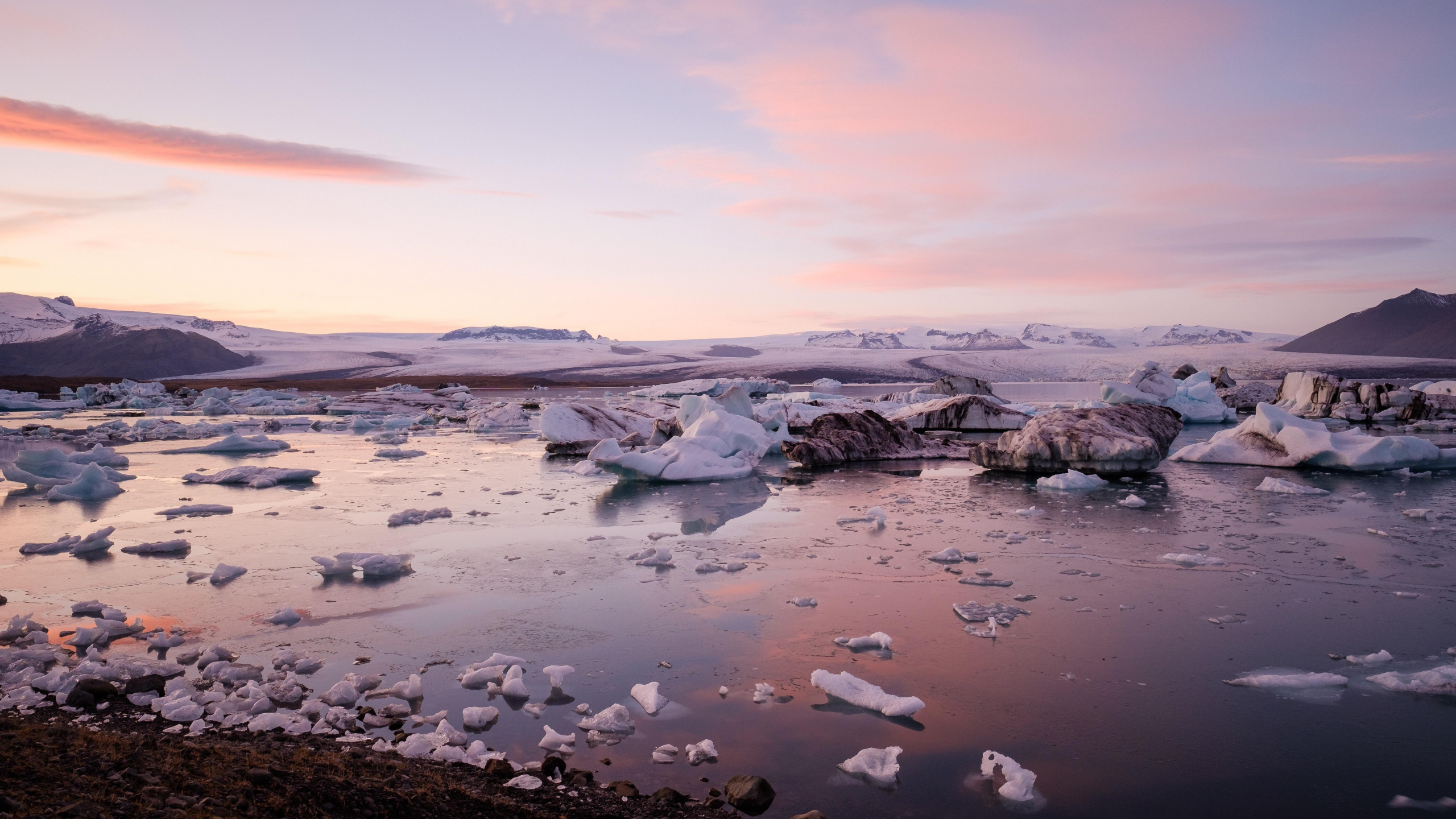 Côte Rocheuse Sous un Ciel Nuageux Pendant la Journée. Wallpaper in 2560x1440 Resolution