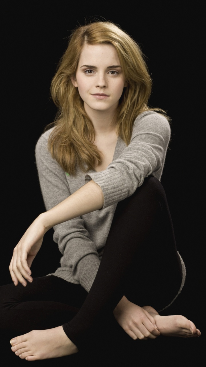 Emma Watson, Schauspieler, Sitzecke, Großbritannien, Mädchen. Wallpaper in 720x1280 Resolution