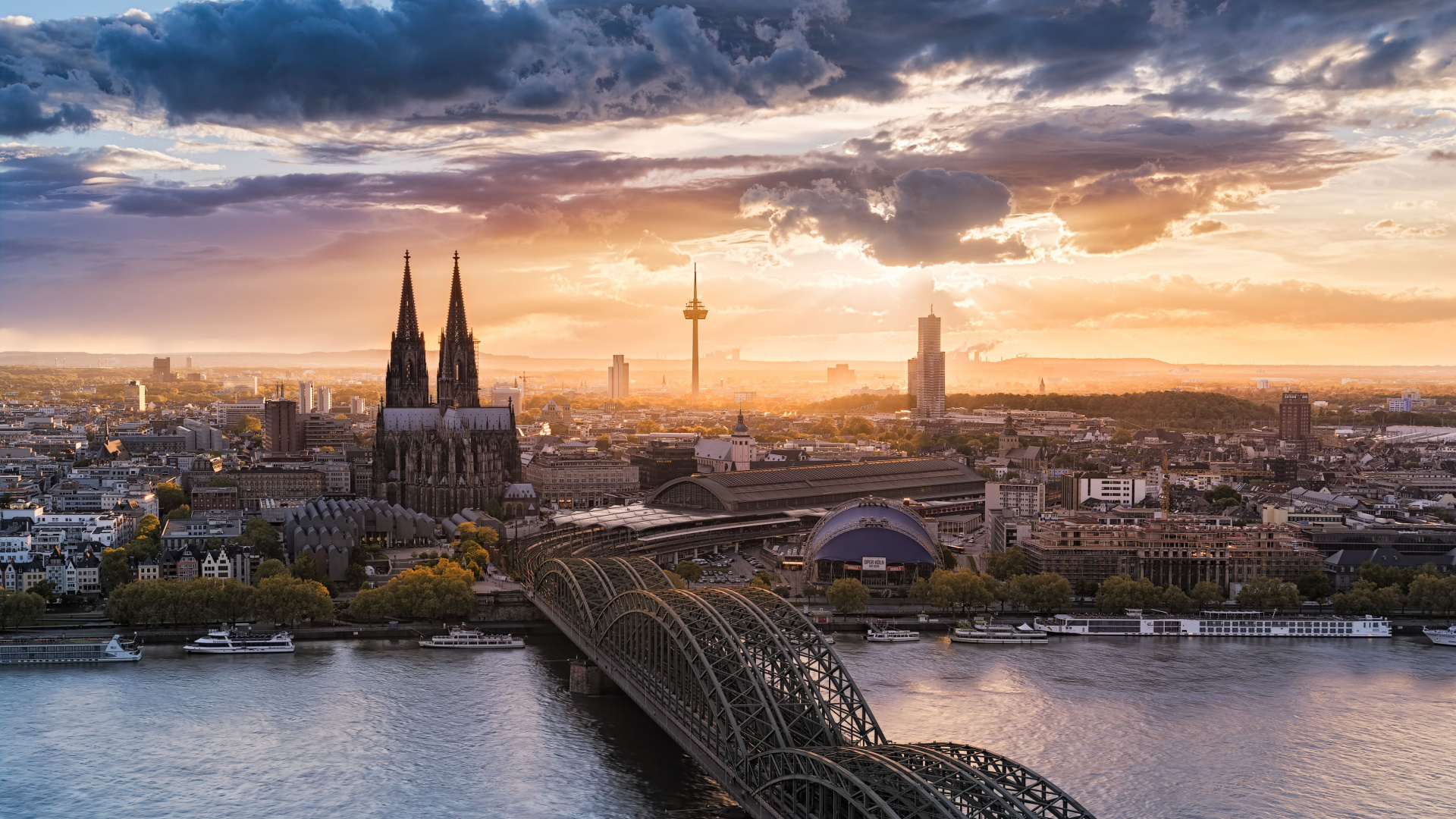 Brücke Über Den Fluss in Der Nähe Von Stadtgebäuden Bei Sonnenuntergang. Wallpaper in 1920x1080 Resolution