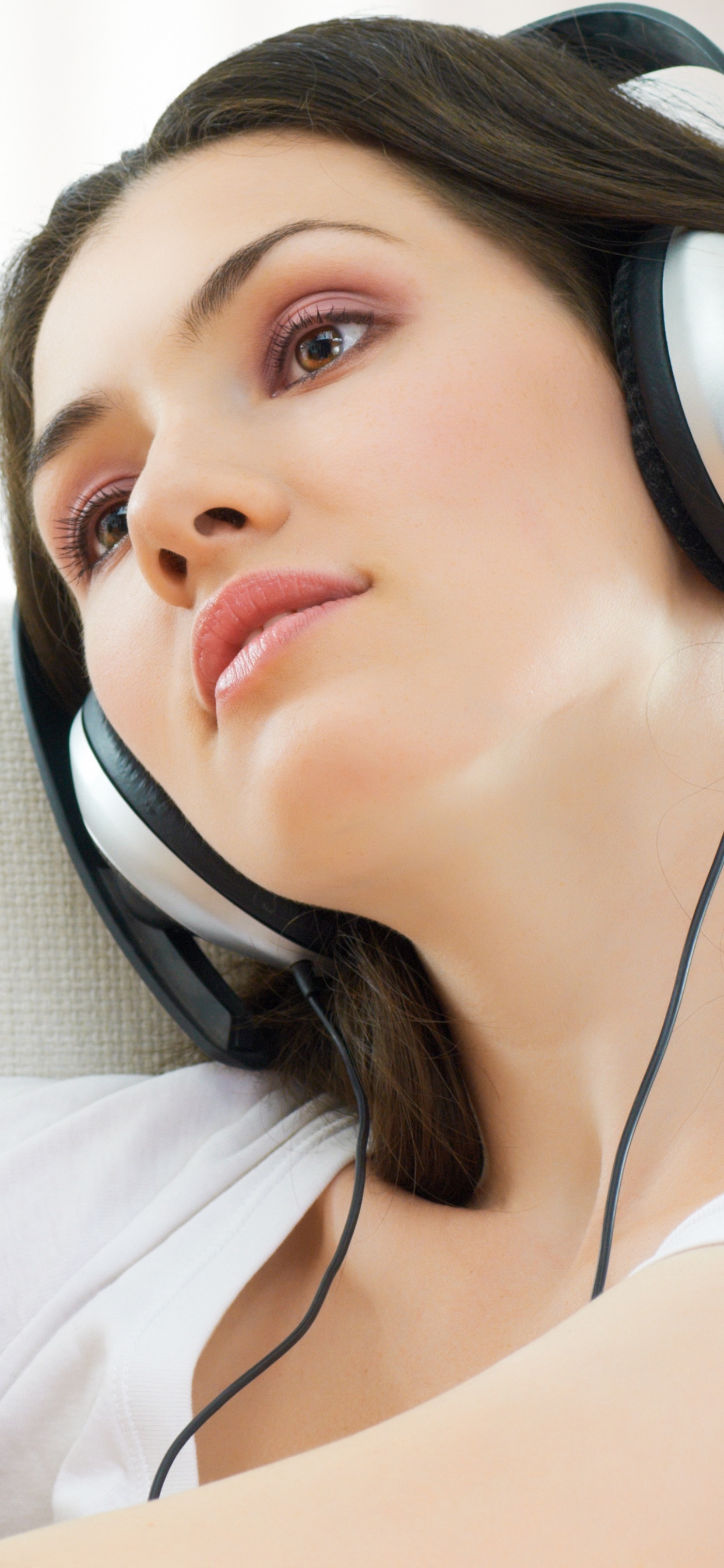 Auriculares, Equipo de Audio, Belleza, Cantante, Dispositivo Electrónico. Wallpaper in 1242x2688 Resolution