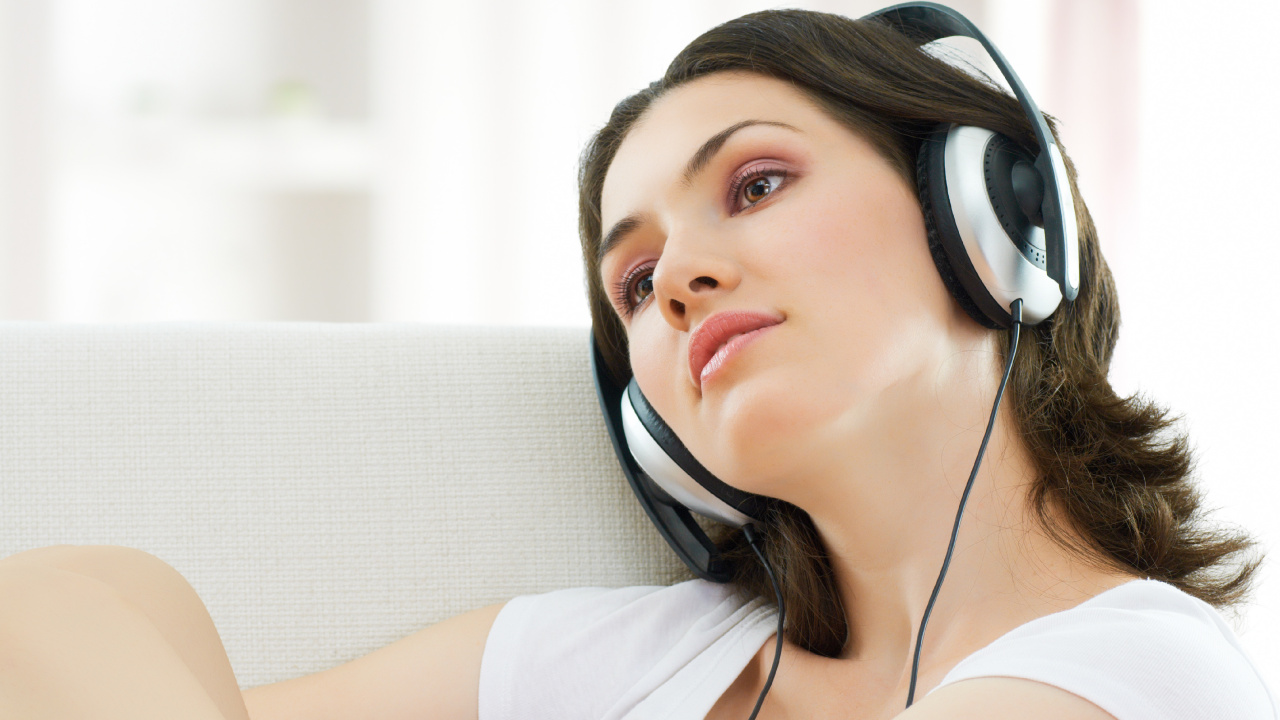 Auriculares, Equipo de Audio, Belleza, Cantante, Dispositivo Electrónico. Wallpaper in 1280x720 Resolution