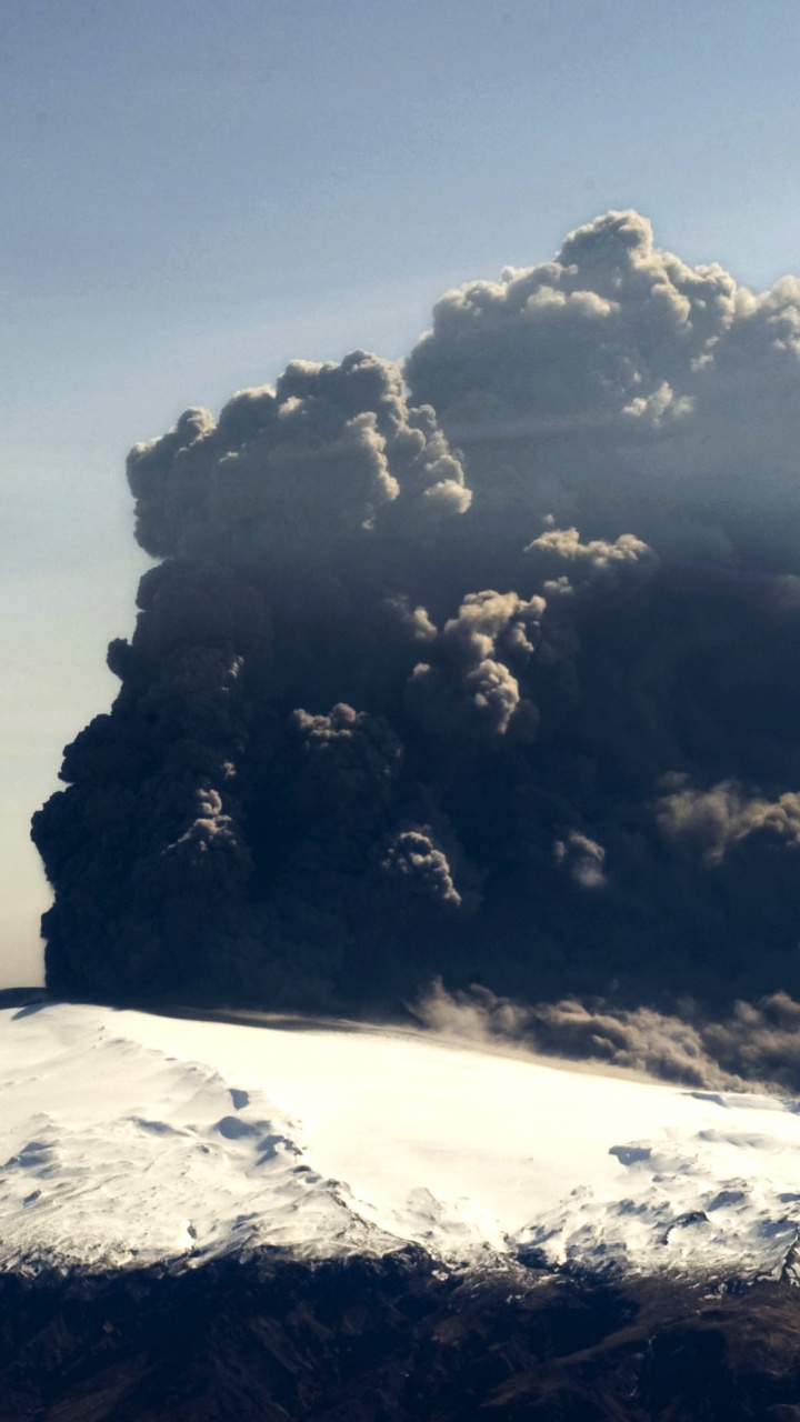 Nubes Blancas Sobre Montaña Verde. Wallpaper in 720x1280 Resolution