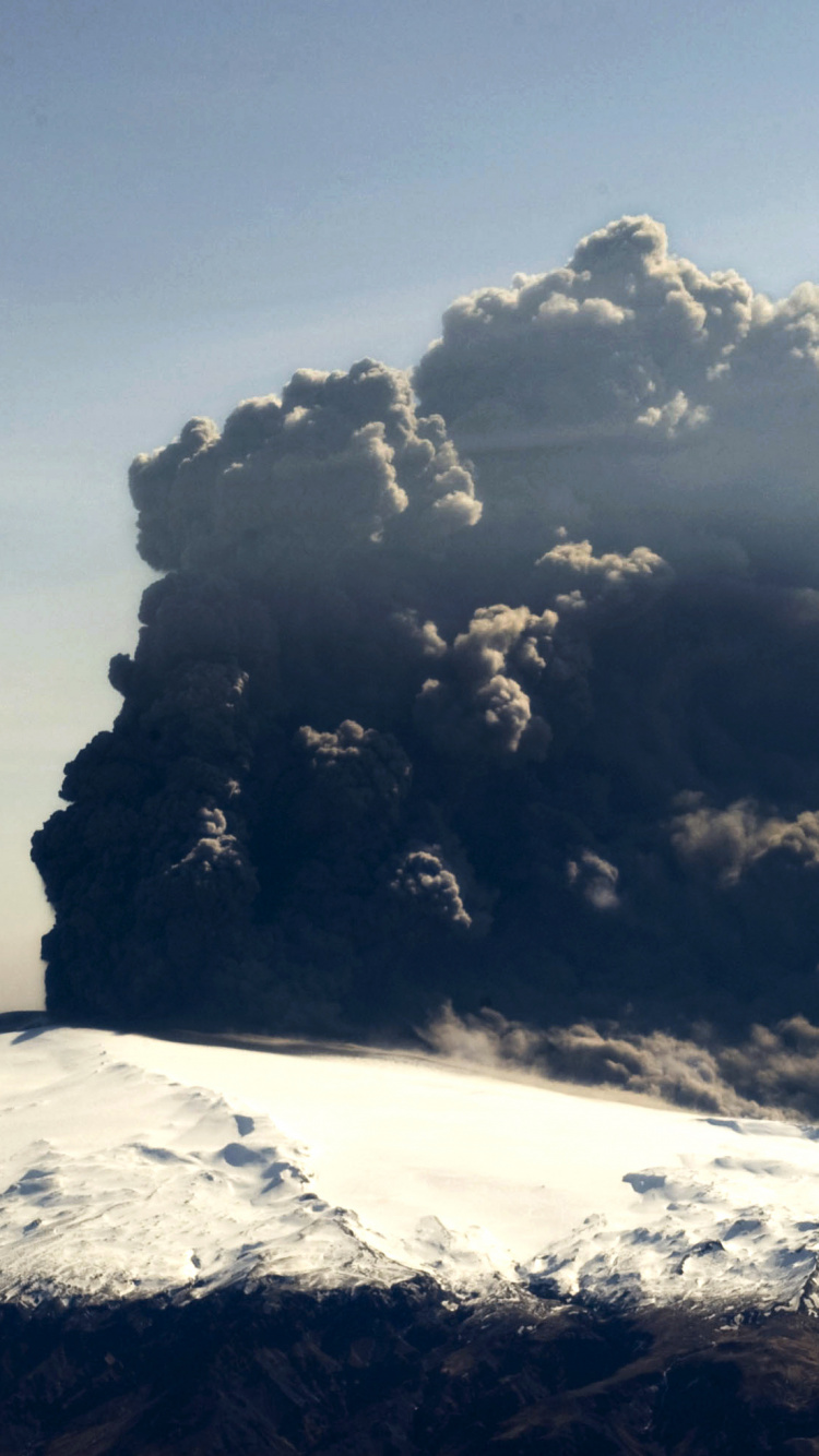 Weiße Wolken Über Grünem Berg. Wallpaper in 750x1334 Resolution