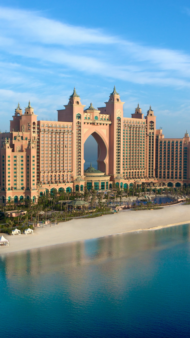 Edificio de Hormigón Marrón Cerca Del Cuerpo de Agua Durante el Día. Wallpaper in 750x1334 Resolution