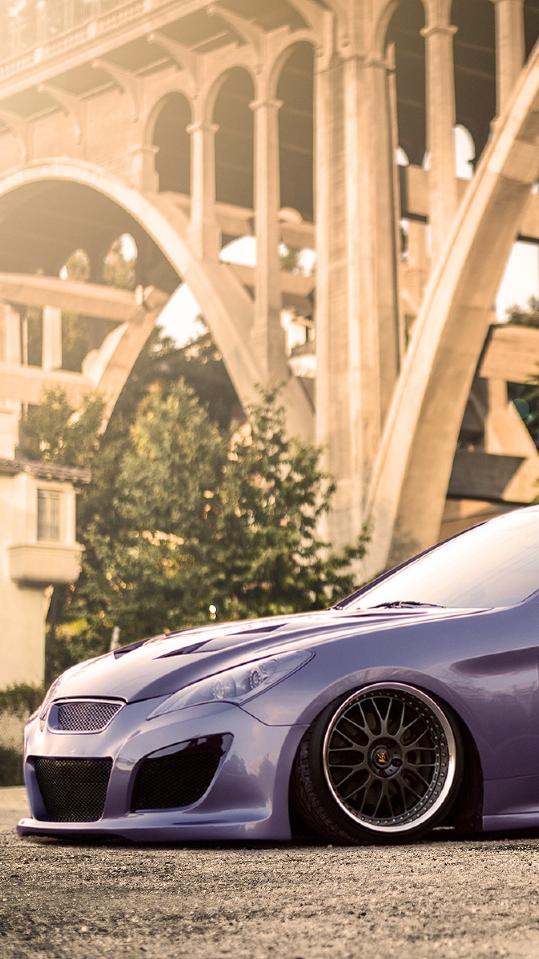 Grauer Porsche 911 Tagsüber in Der Nähe Der Weißen Betonbrücke Geparkt. Wallpaper in 1080x1920 Resolution