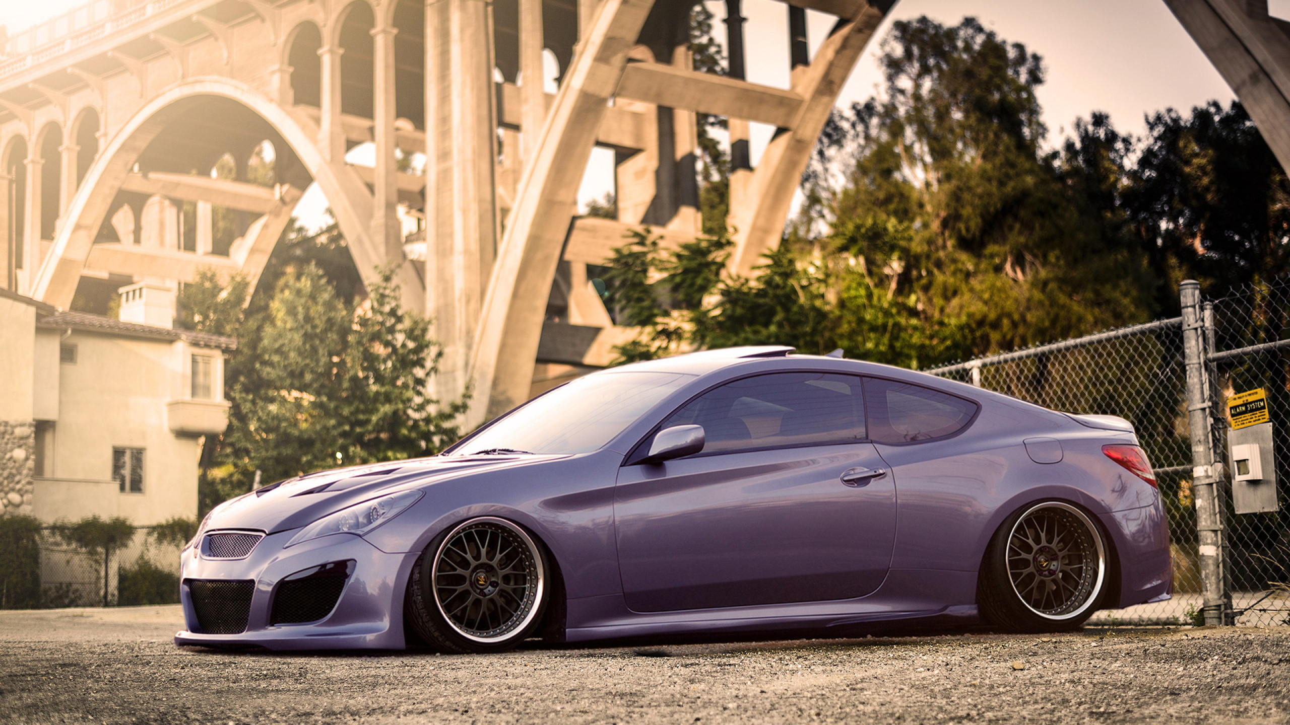 Grauer Porsche 911 Tagsüber in Der Nähe Der Weißen Betonbrücke Geparkt. Wallpaper in 2560x1440 Resolution