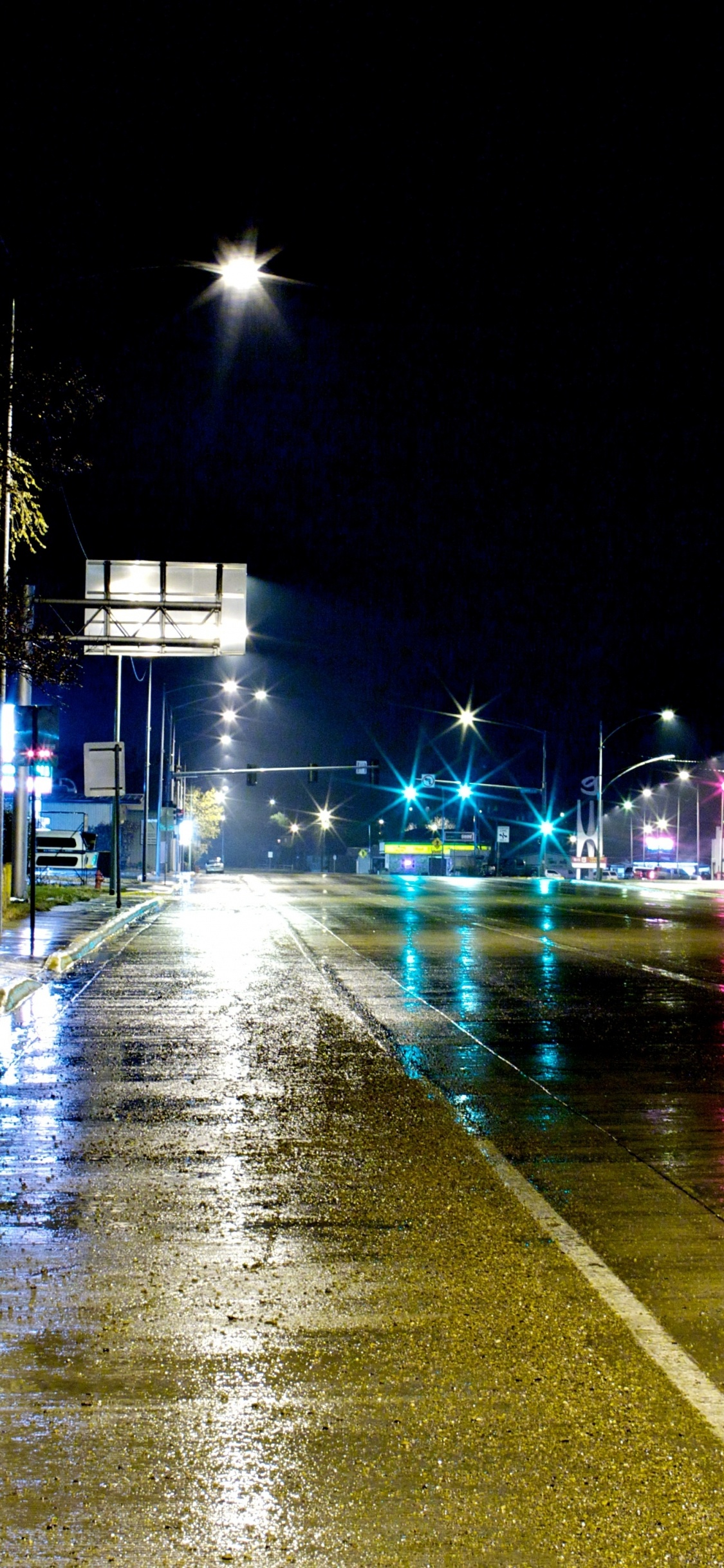 Coches en la Carretera Durante la Noche.. Wallpaper in 1125x2436 Resolution