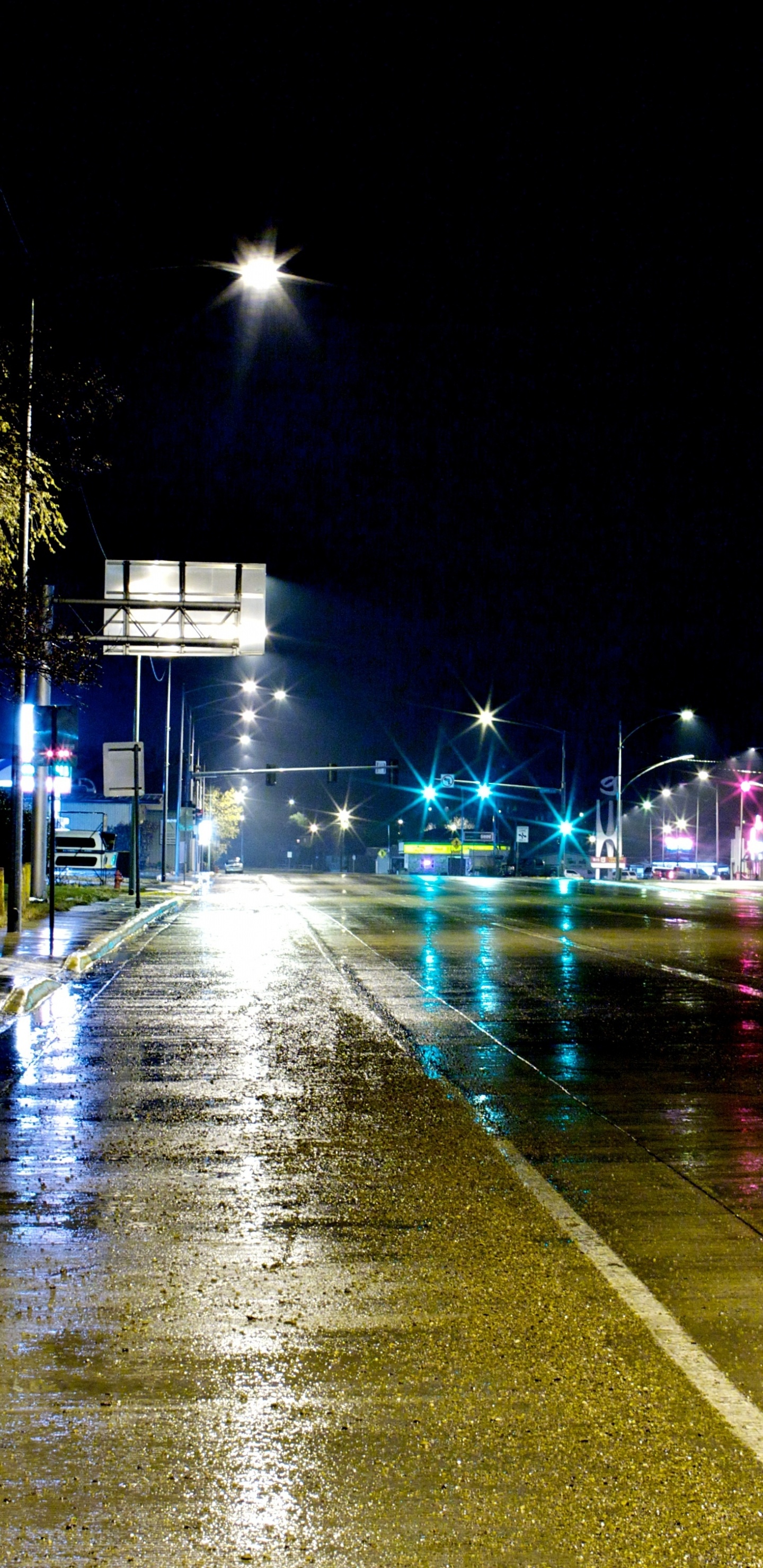 Autos Auf Der Straße Während Der Nachtzeit. Wallpaper in 1440x2960 Resolution