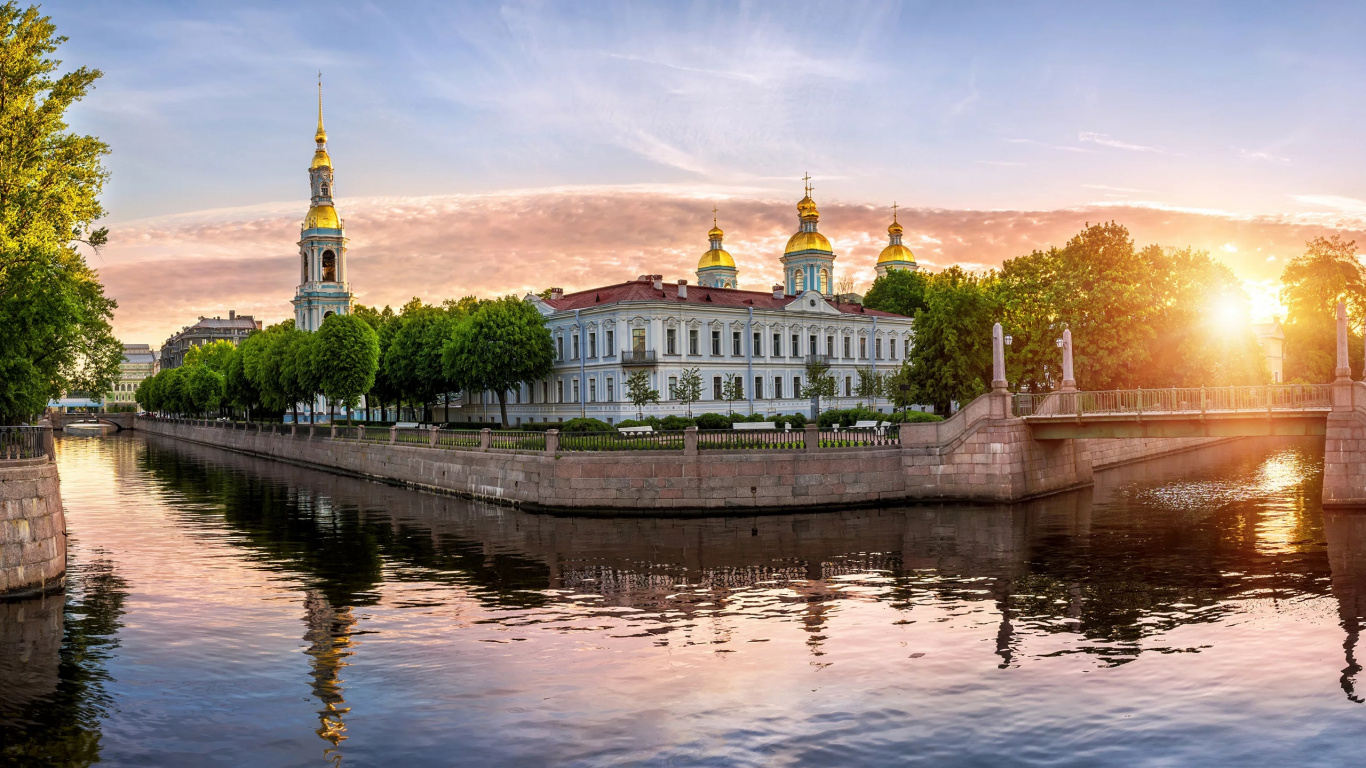 White and Brown Concrete Building Near Body of Water During Daytime. Wallpaper in 1366x768 Resolution