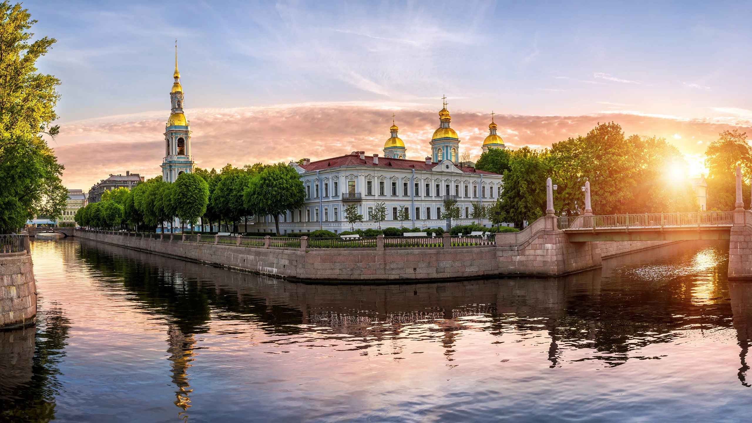 White and Brown Concrete Building Near Body of Water During Daytime. Wallpaper in 2560x1440 Resolution