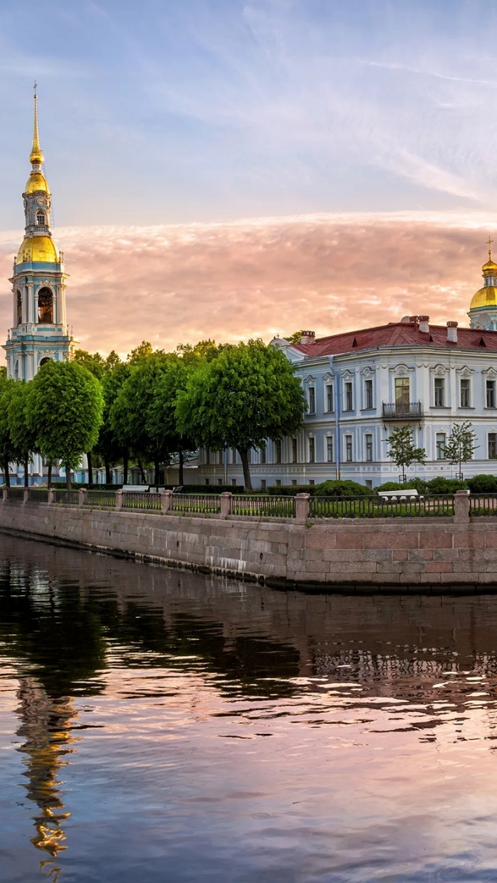 Weißes Und Braunes Betongebäude in Der Nähe Eines Gewässers Tagsüber. Wallpaper in 720x1280 Resolution