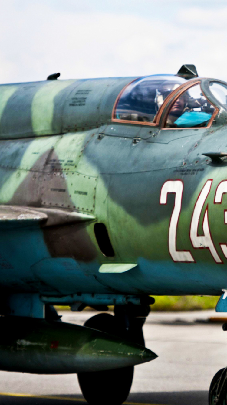 Green and Black Fighter Plane. Wallpaper in 750x1334 Resolution