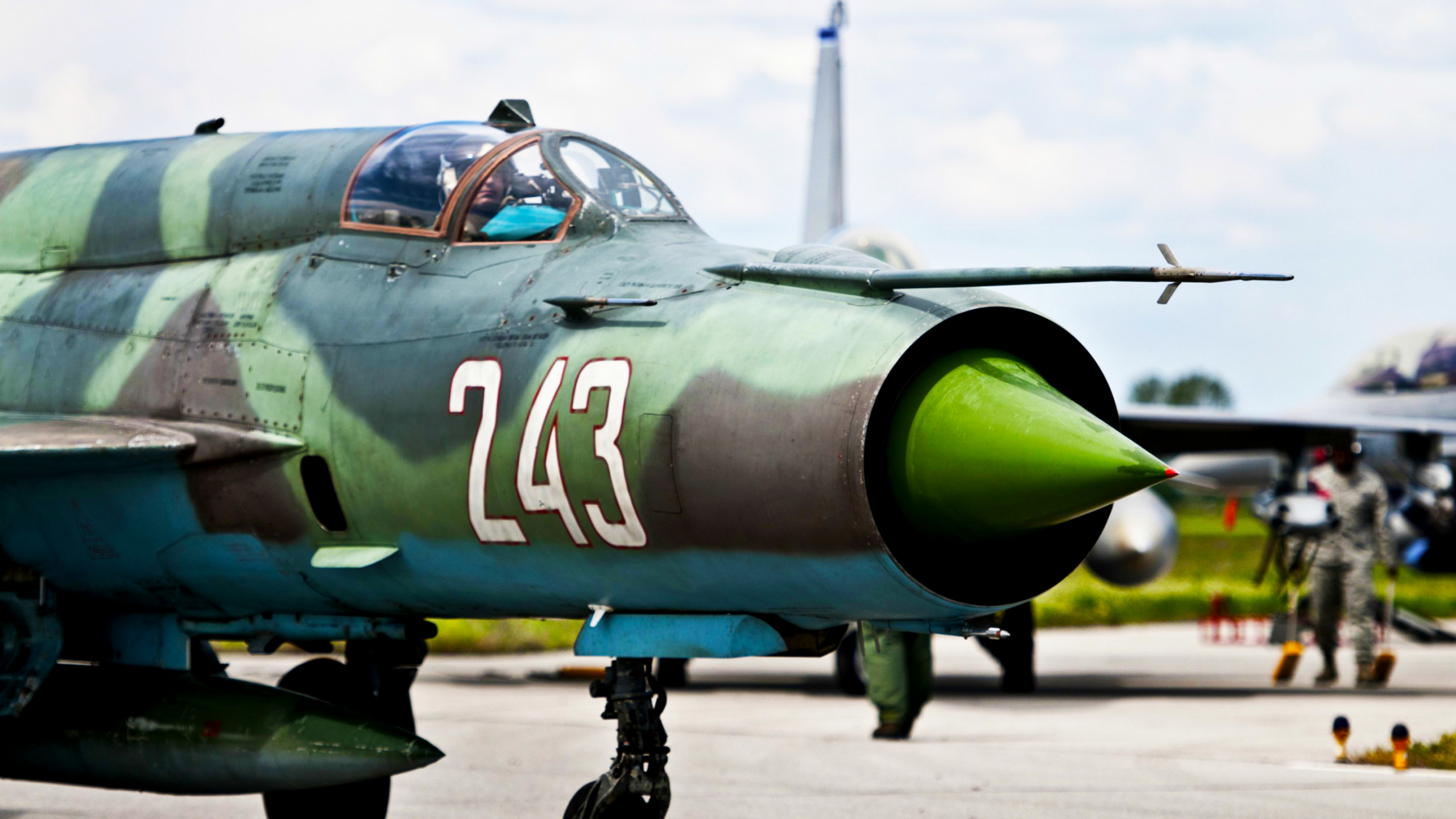 Avion de Chasse Vert et Noir. Wallpaper in 2560x1440 Resolution