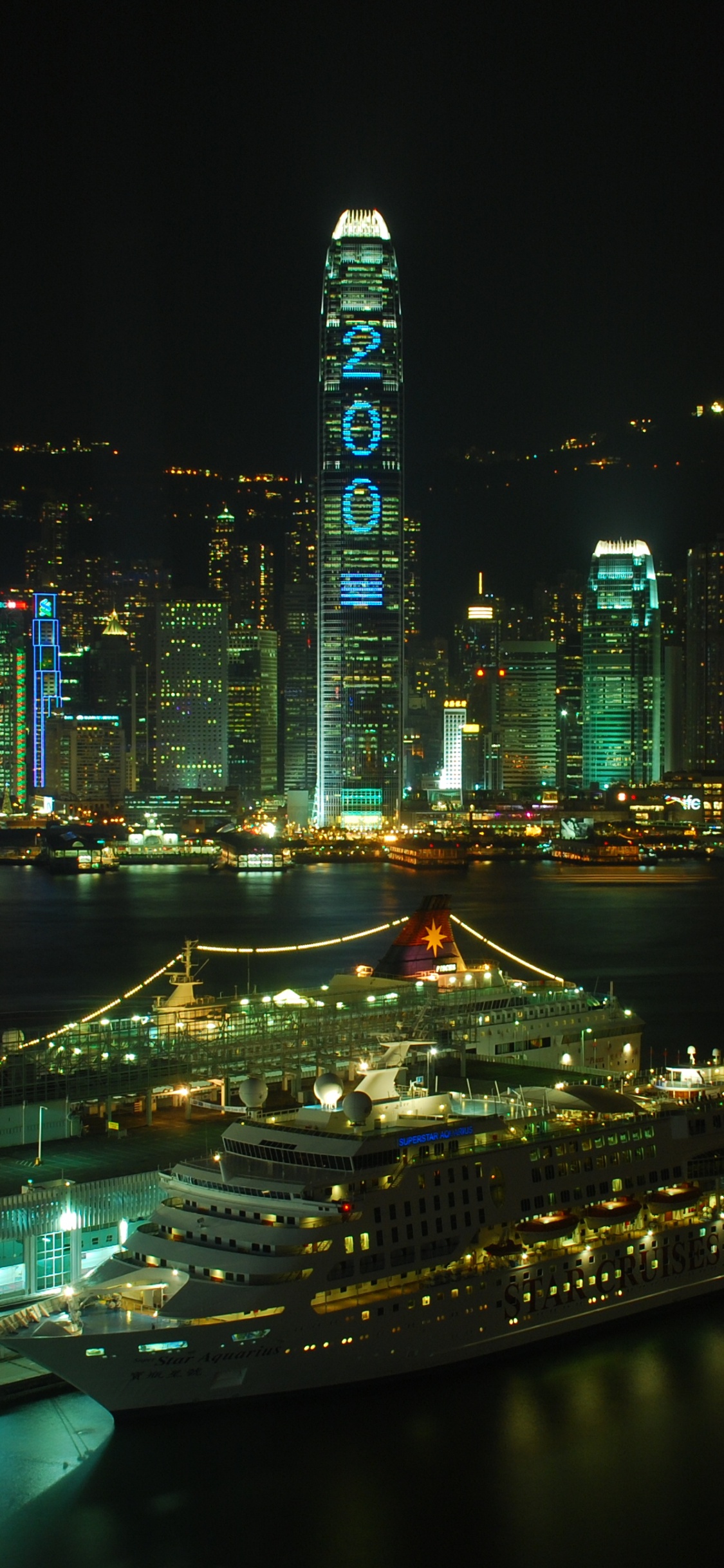 Weißes Kreuzfahrtschiff am Dock Während Der Nacht. Wallpaper in 1125x2436 Resolution