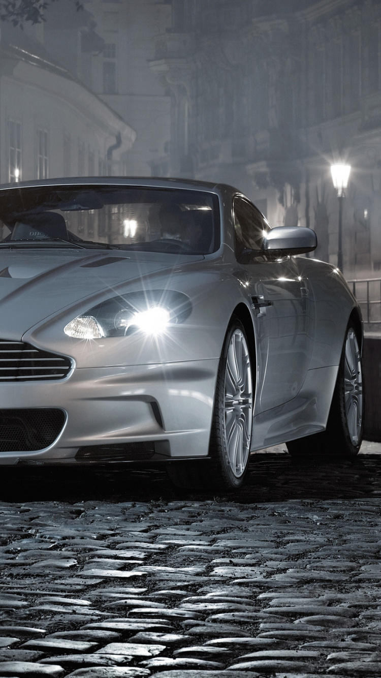 Silbernes Mercedes Benz Coupé Unterwegs. Wallpaper in 750x1334 Resolution