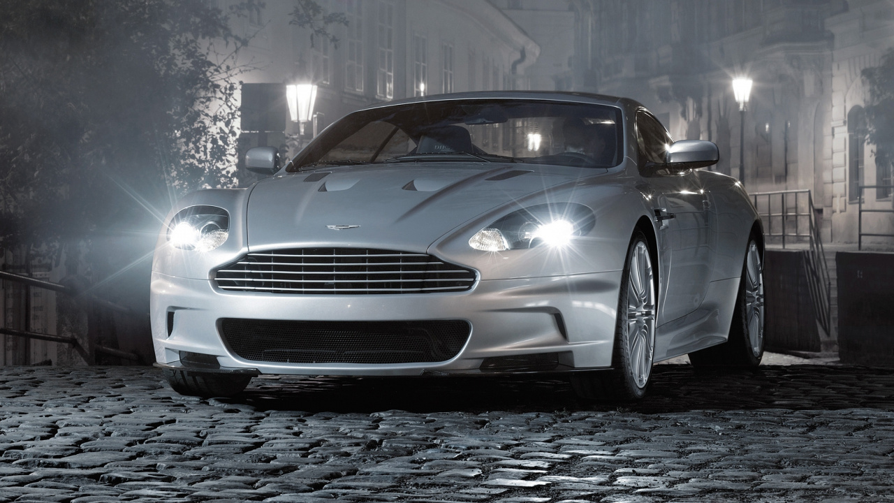 Mercedes Benz Coupe Plateado en la Carretera. Wallpaper in 1280x720 Resolution