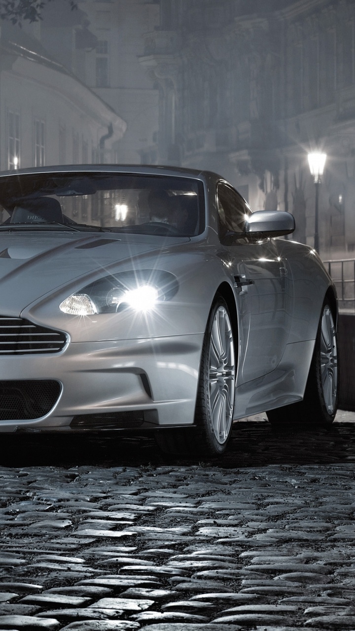 Mercedes Benz Coupe Plateado en la Carretera. Wallpaper in 720x1280 Resolution