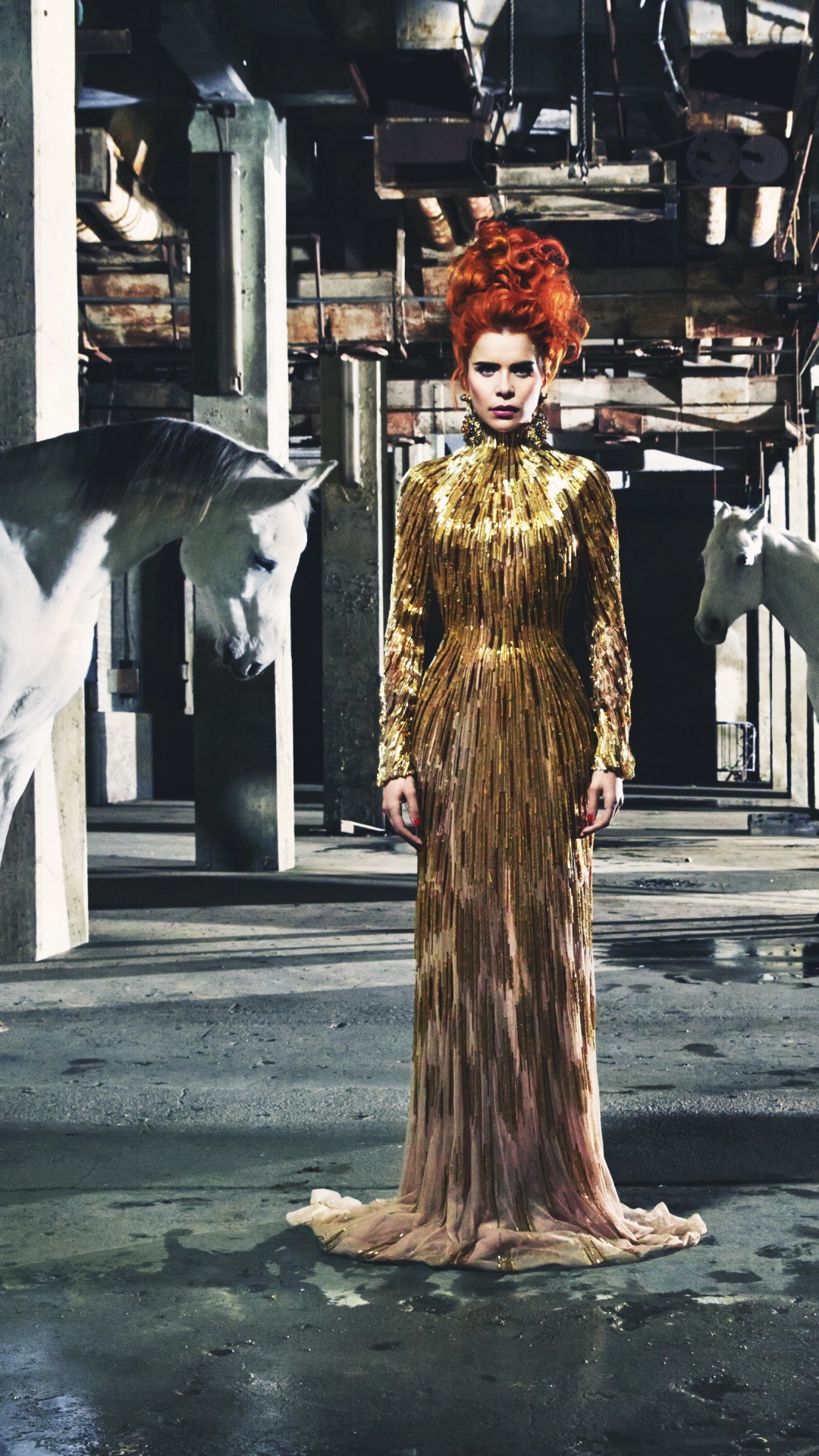 Mujer en Vestido Marrón de Pie Junto al Caballo Blanco. Wallpaper in 1080x1920 Resolution