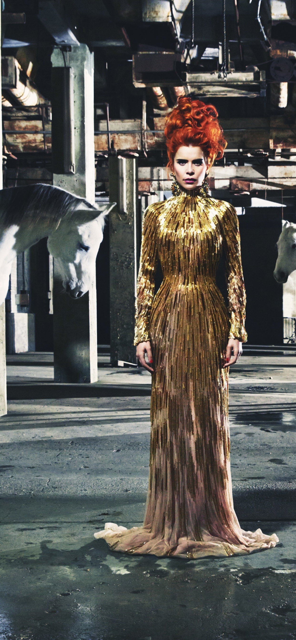 Mujer en Vestido Marrón de Pie Junto al Caballo Blanco. Wallpaper in 1242x2688 Resolution