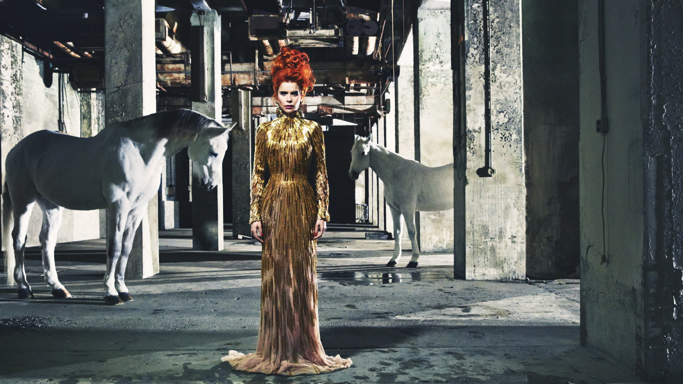 Mujer en Vestido Marrón de Pie Junto al Caballo Blanco. Wallpaper in 1366x768 Resolution