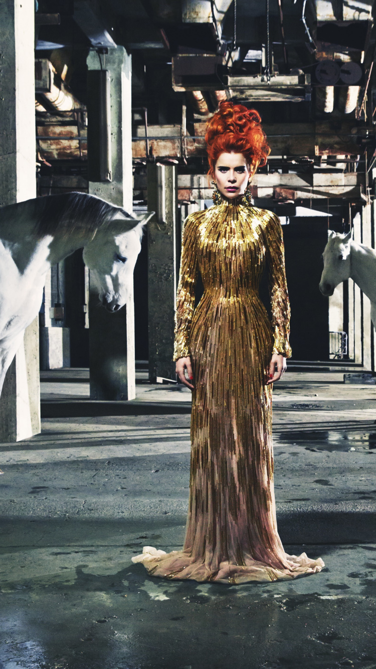 Mujer en Vestido Marrón de Pie Junto al Caballo Blanco. Wallpaper in 750x1334 Resolution