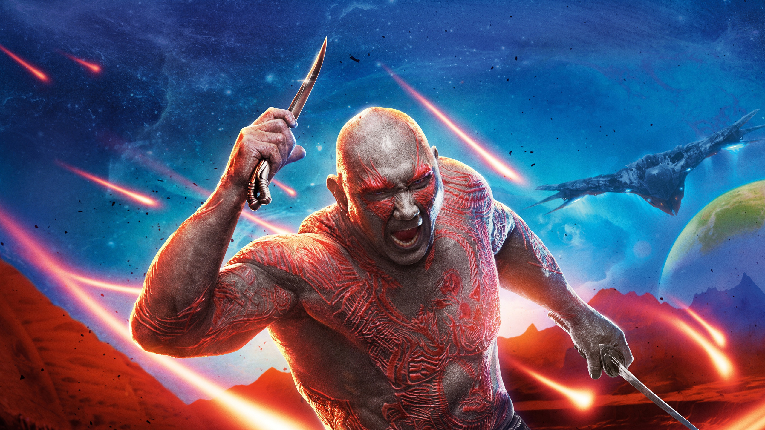 Hombre en Pantalones Cortos Negros Con Tatuaje Corporal Sosteniendo un Cuchillo. Wallpaper in 2560x1440 Resolution