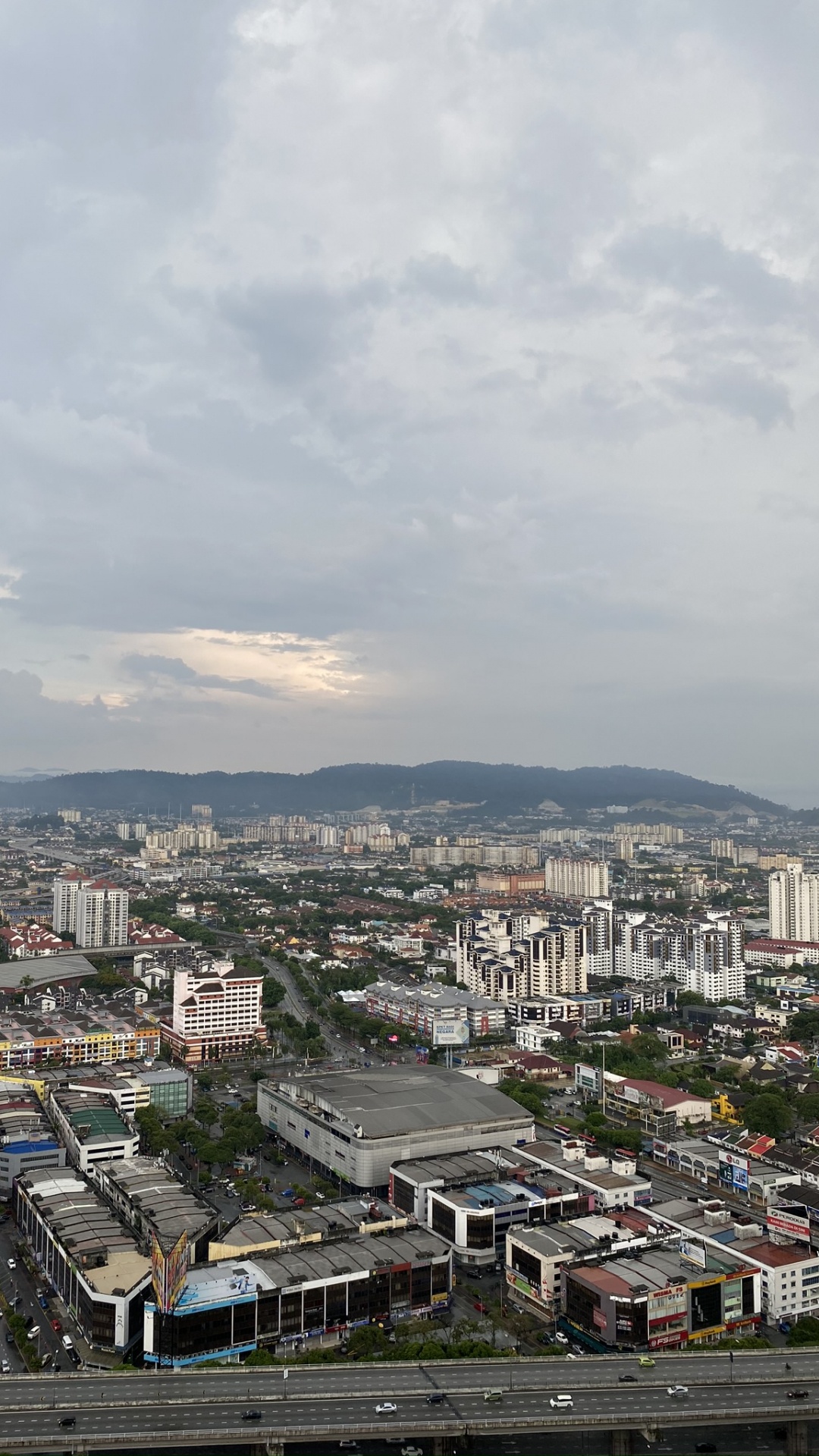 Wohngebiet, Stadtgebiet, Nachbarschaft, Cloud, Städtebau. Wallpaper in 1080x1920 Resolution