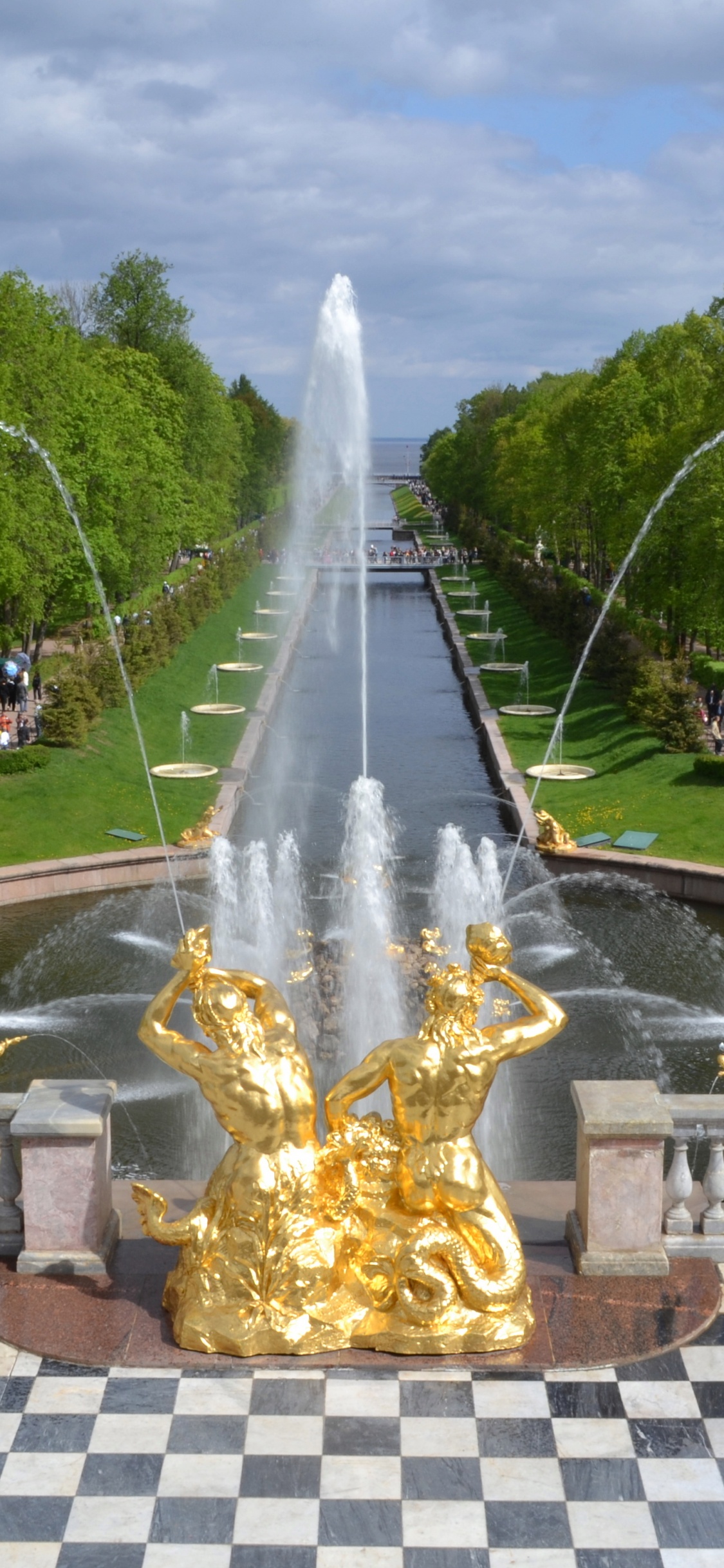 Fontaine Extérieure D'or Dans le Parc Pendant la Journée. Wallpaper in 1125x2436 Resolution