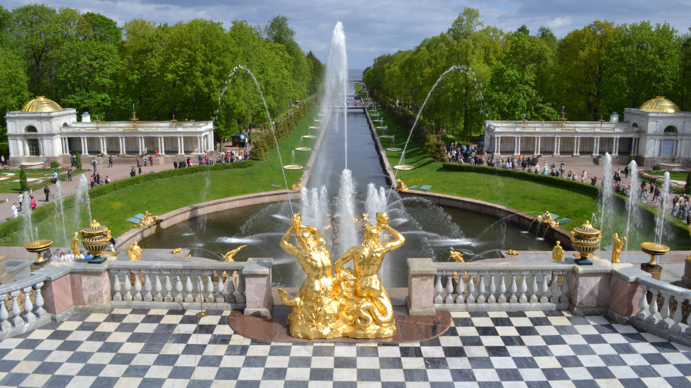 Fontaine Extérieure D'or Dans le Parc Pendant la Journée. Wallpaper in 1366x768 Resolution