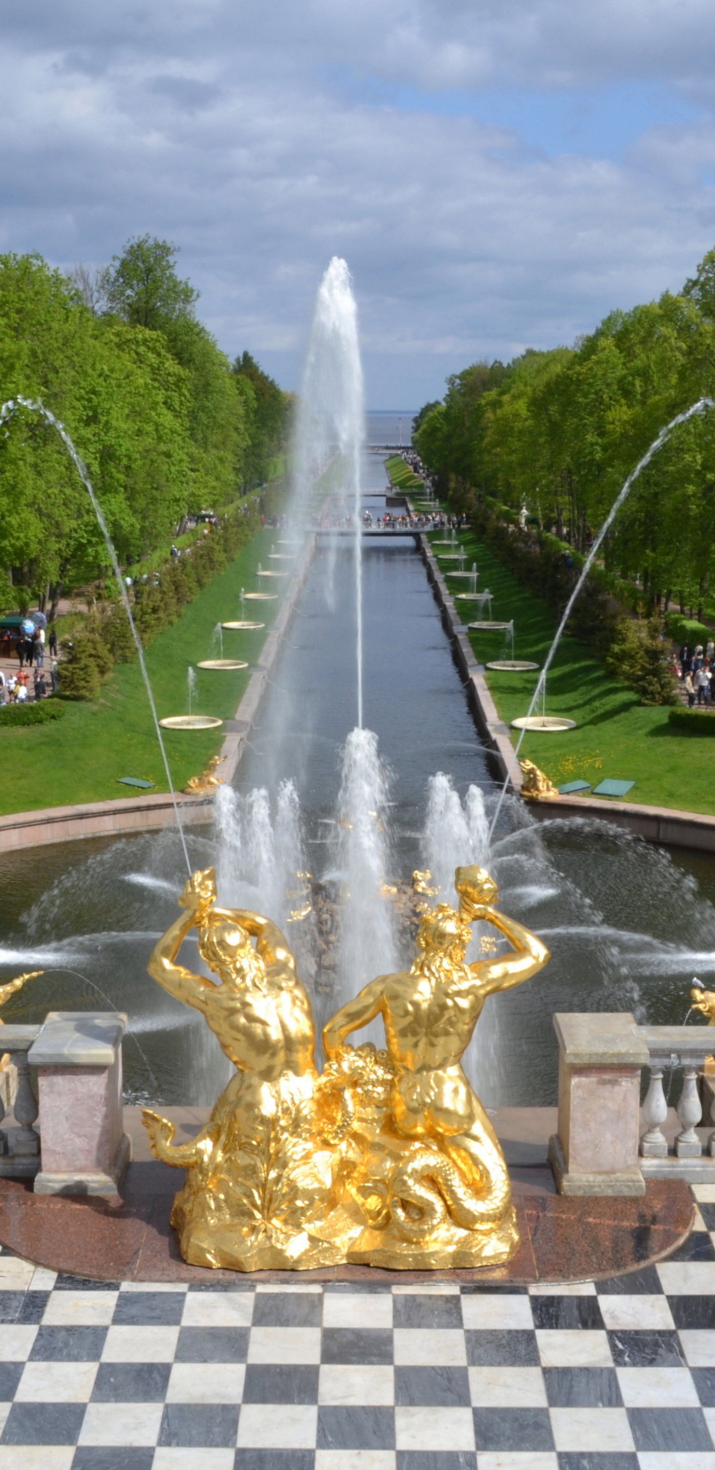 Fontaine Extérieure D'or Dans le Parc Pendant la Journée. Wallpaper in 1440x2960 Resolution