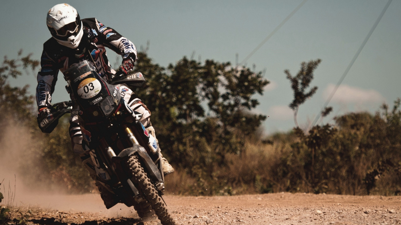 Hombre en Traje de Motocicleta Blanco y Negro Montando Motocross Dirt Bike. Wallpaper in 1366x768 Resolution