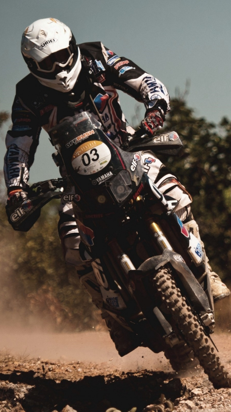 Hombre en Traje de Motocicleta Blanco y Negro Montando Motocross Dirt Bike. Wallpaper in 750x1334 Resolution