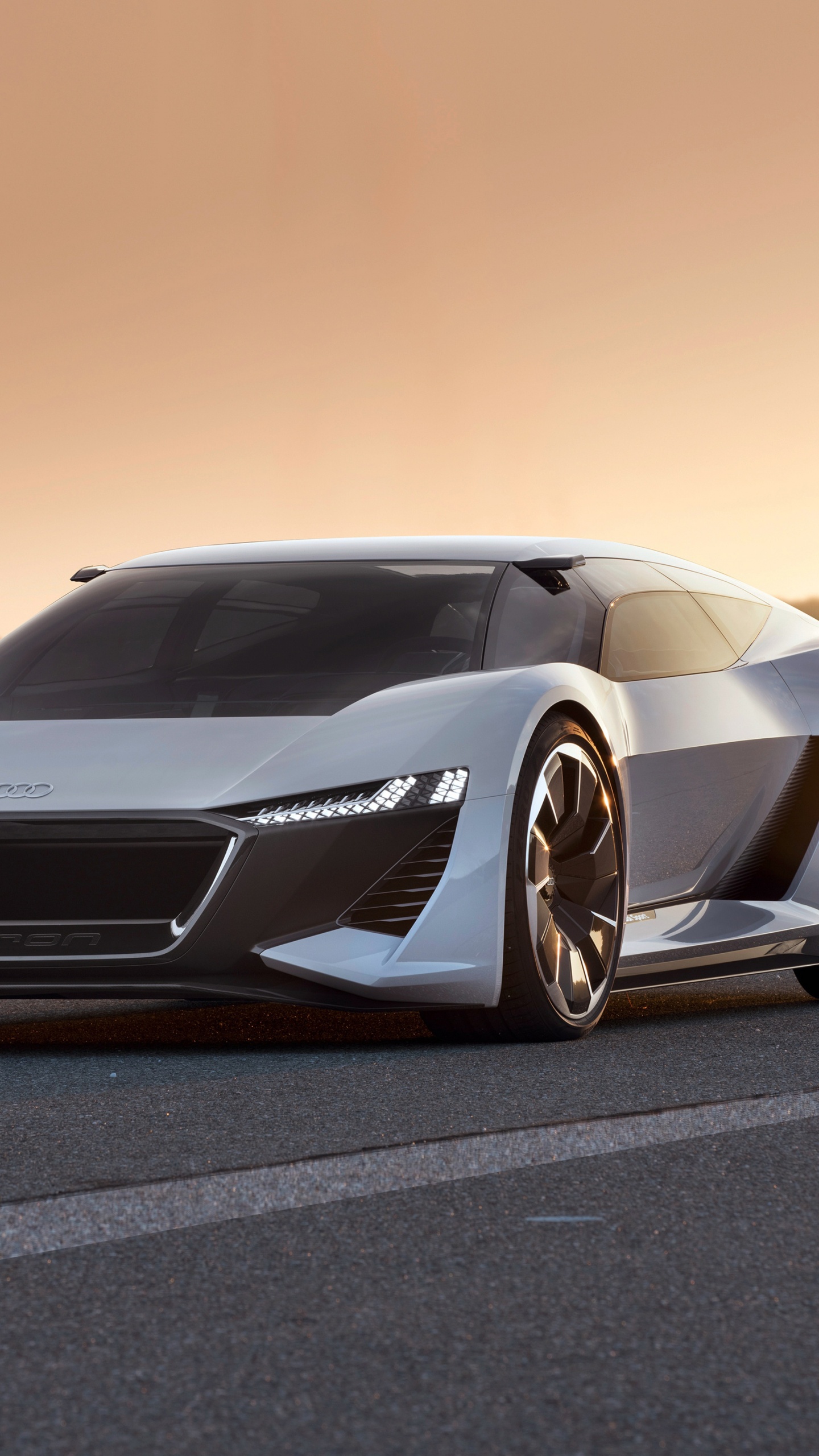 Porsche 911 Plateado en la Carretera Durante la Puesta de Sol. Wallpaper in 1440x2560 Resolution