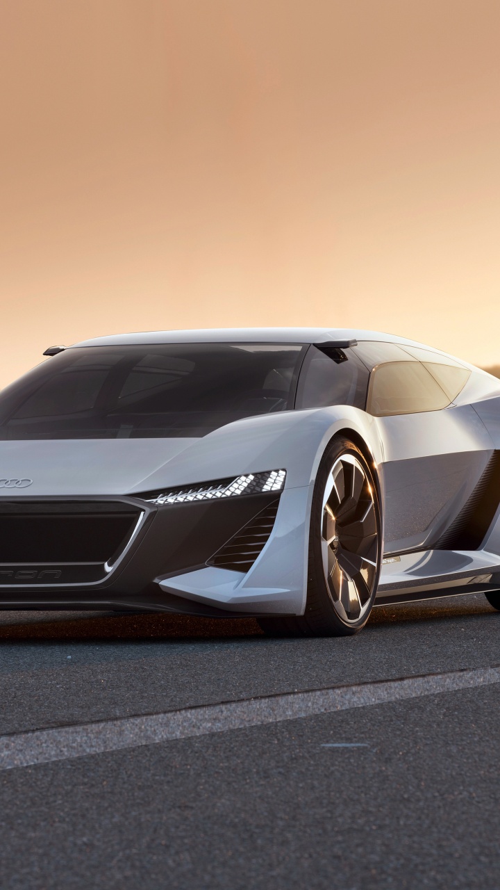 Porsche 911 Argent Sur Route Pendant le Coucher du Soleil. Wallpaper in 720x1280 Resolution