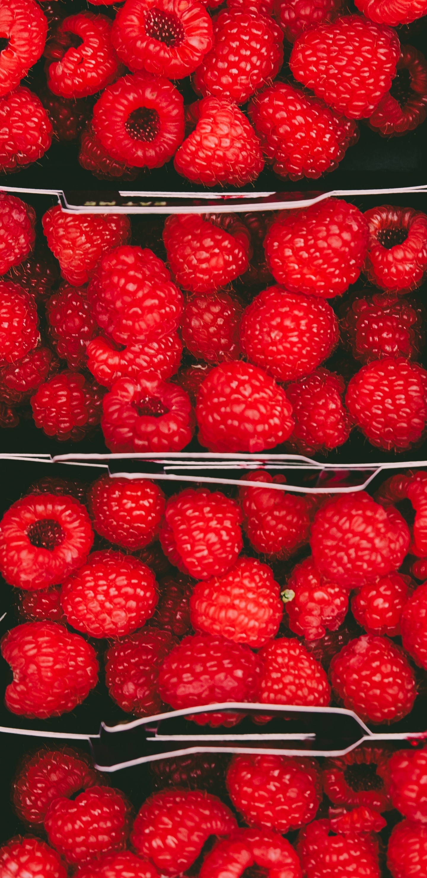 Rote Erdbeeren Auf Weißem Keramikteller. Wallpaper in 1440x2960 Resolution