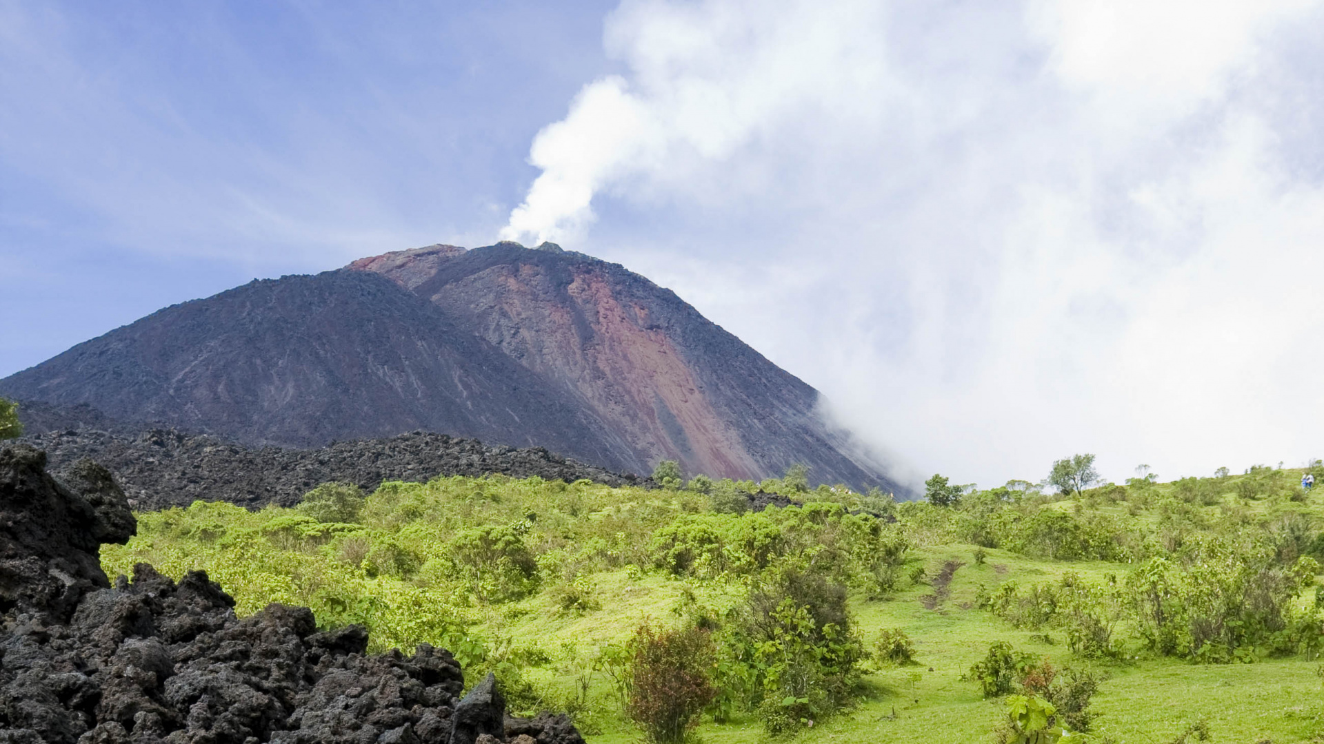 Grüne Wiese in Der Nähe Des Berges Unter Weißen Wolken Und Blauem Himmel Tagsüber Sky. Wallpaper in 1920x1080 Resolution