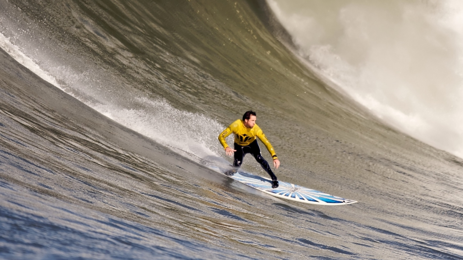 Homme en Chemise Jaune et Pantalon Noir Équitation Planche de Surf Blanc Sur la Plage Pendant la Journée. Wallpaper in 1920x1080 Resolution
