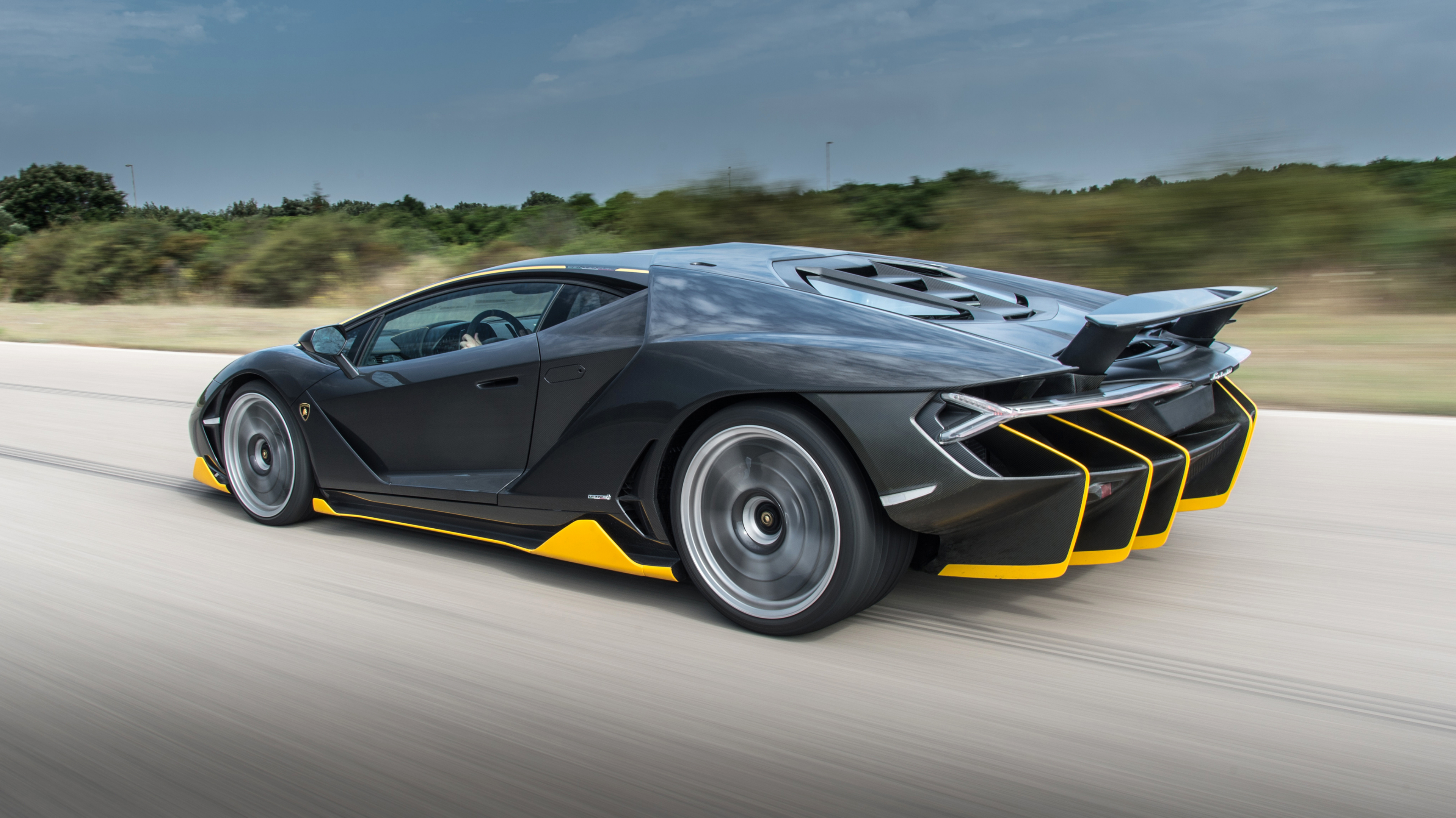 Lamborghini Aventador Negro en la Carretera Durante el Día. Wallpaper in 3840x2160 Resolution