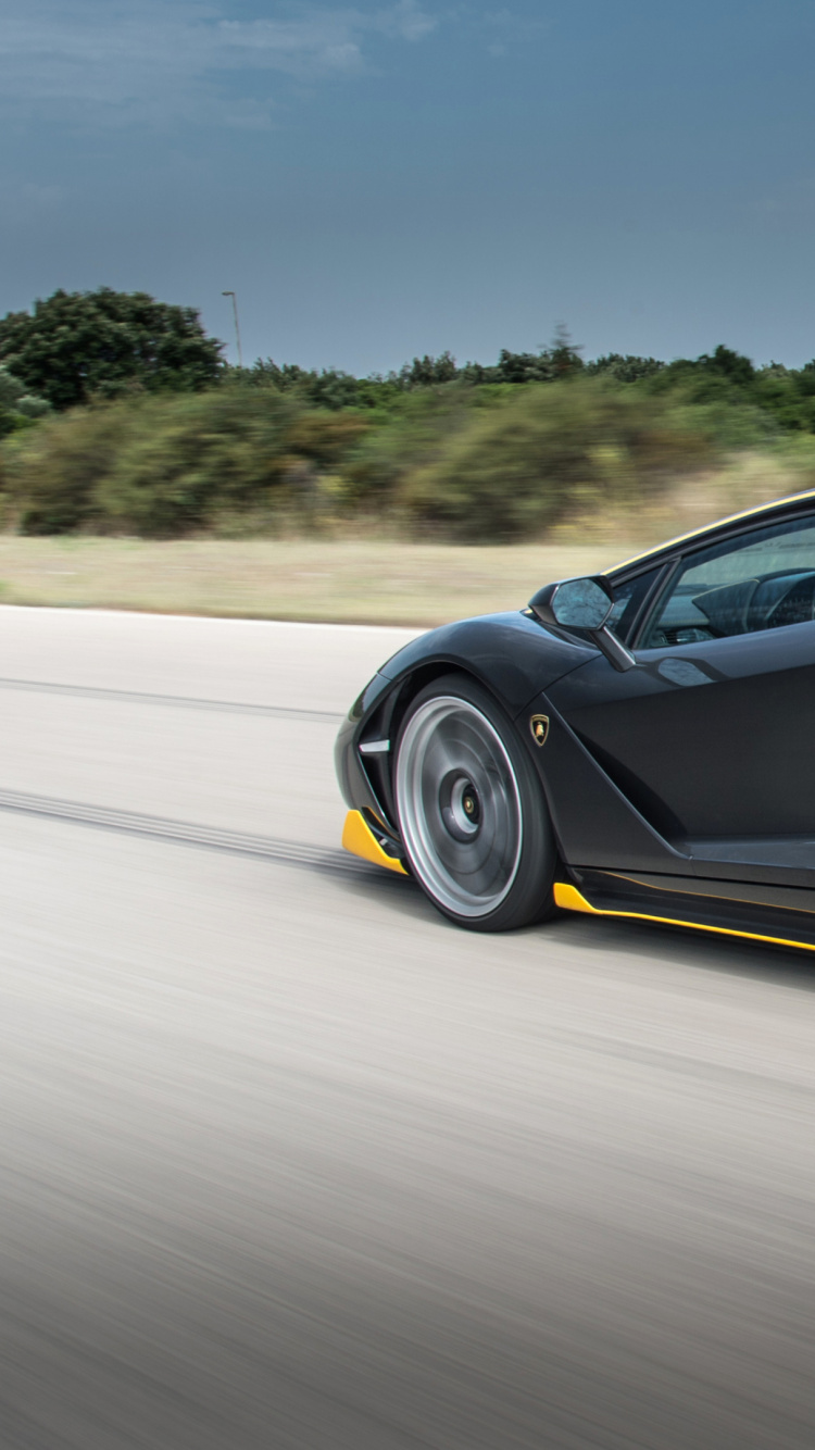 Schwarzer Lamborghini Aventador Tagsüber Unterwegs. Wallpaper in 750x1334 Resolution