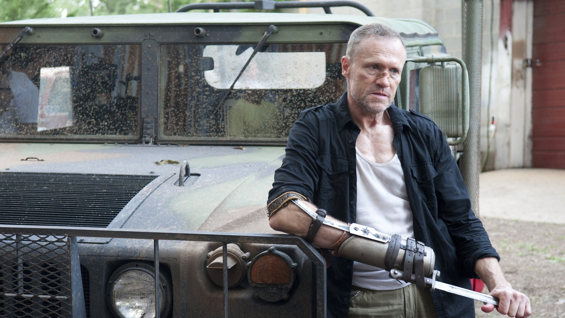 Homme en Veste Noire et Pantalon Vert Assis Sur Une Voiture Noire. Wallpaper in 1920x1080 Resolution